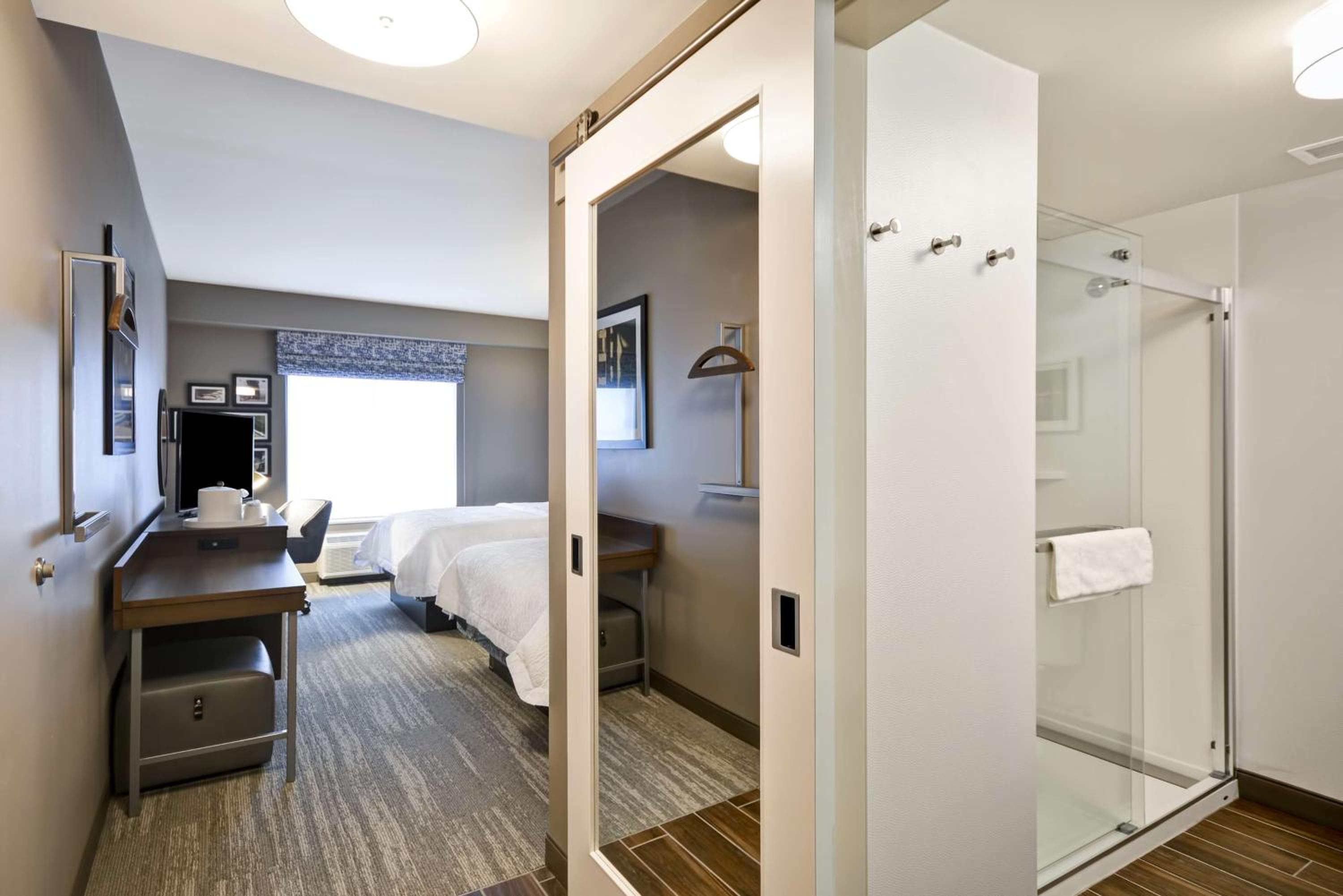 Queen Room with Two Queen Beds - Mobility Access/Non-Smoking photo 1