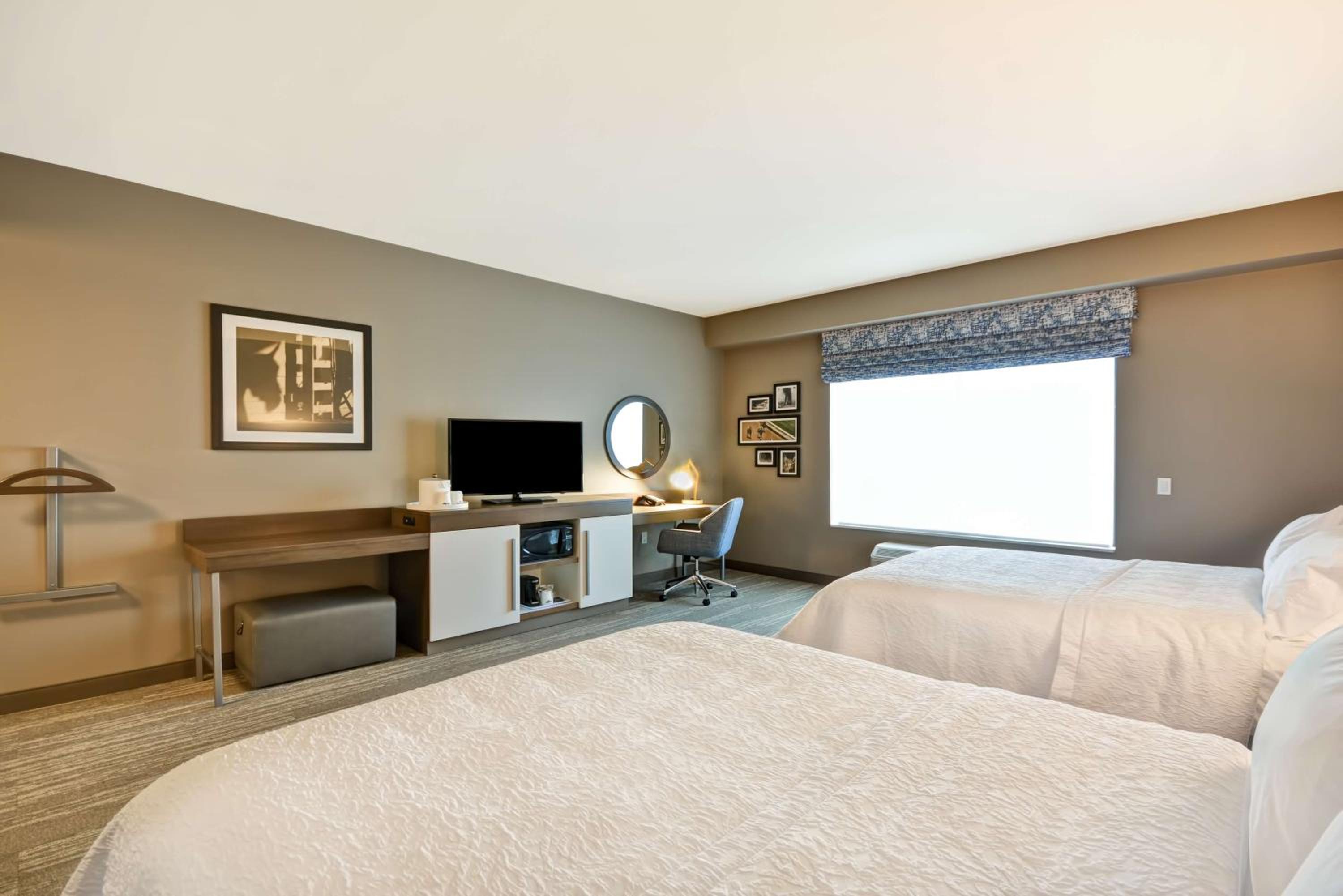 Queen Room with Two Queen Beds - Mobility Access/Non-Smoking photo 2