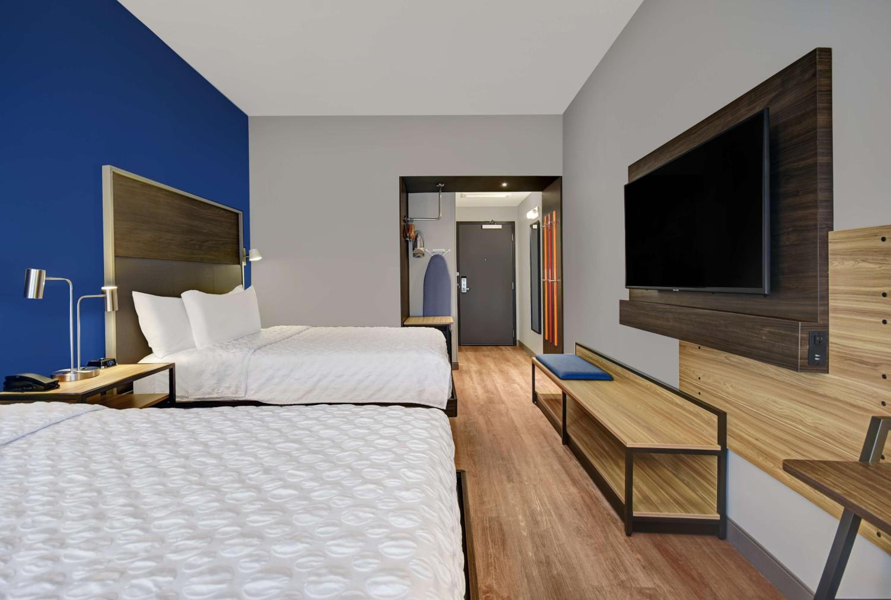 Queen Room with Two Queen Beds - Photo 1