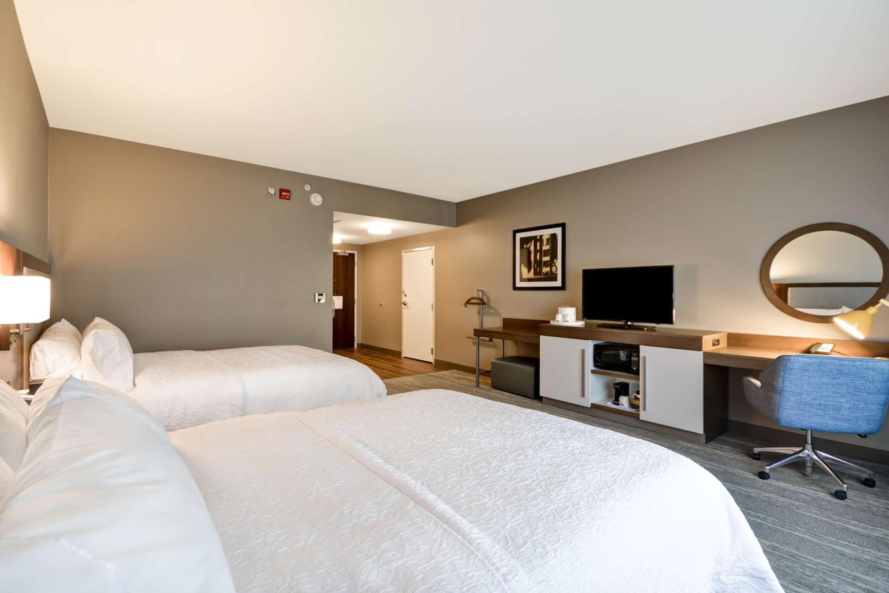 Queen Room with Two Queen Beds - Mobility Access/Non-Smoking photo 3