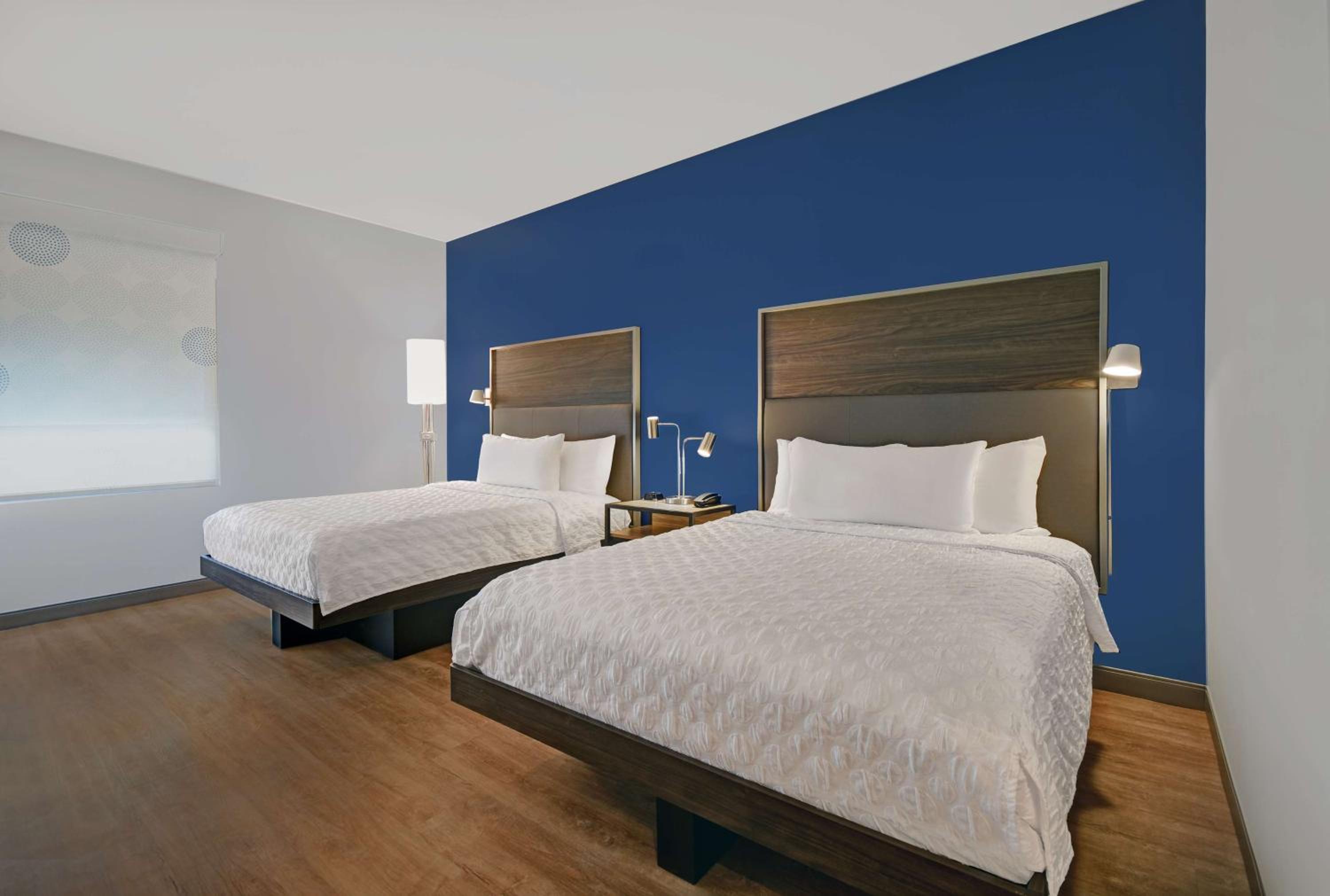 Queen Room with Two Queen Beds - Photo 4