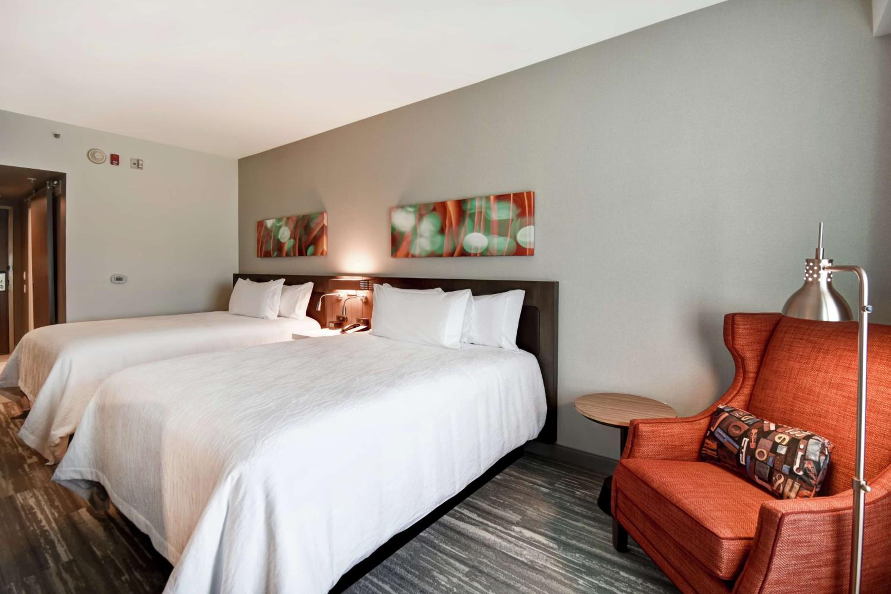 Queen Room with Two Queen Beds - Photo 3