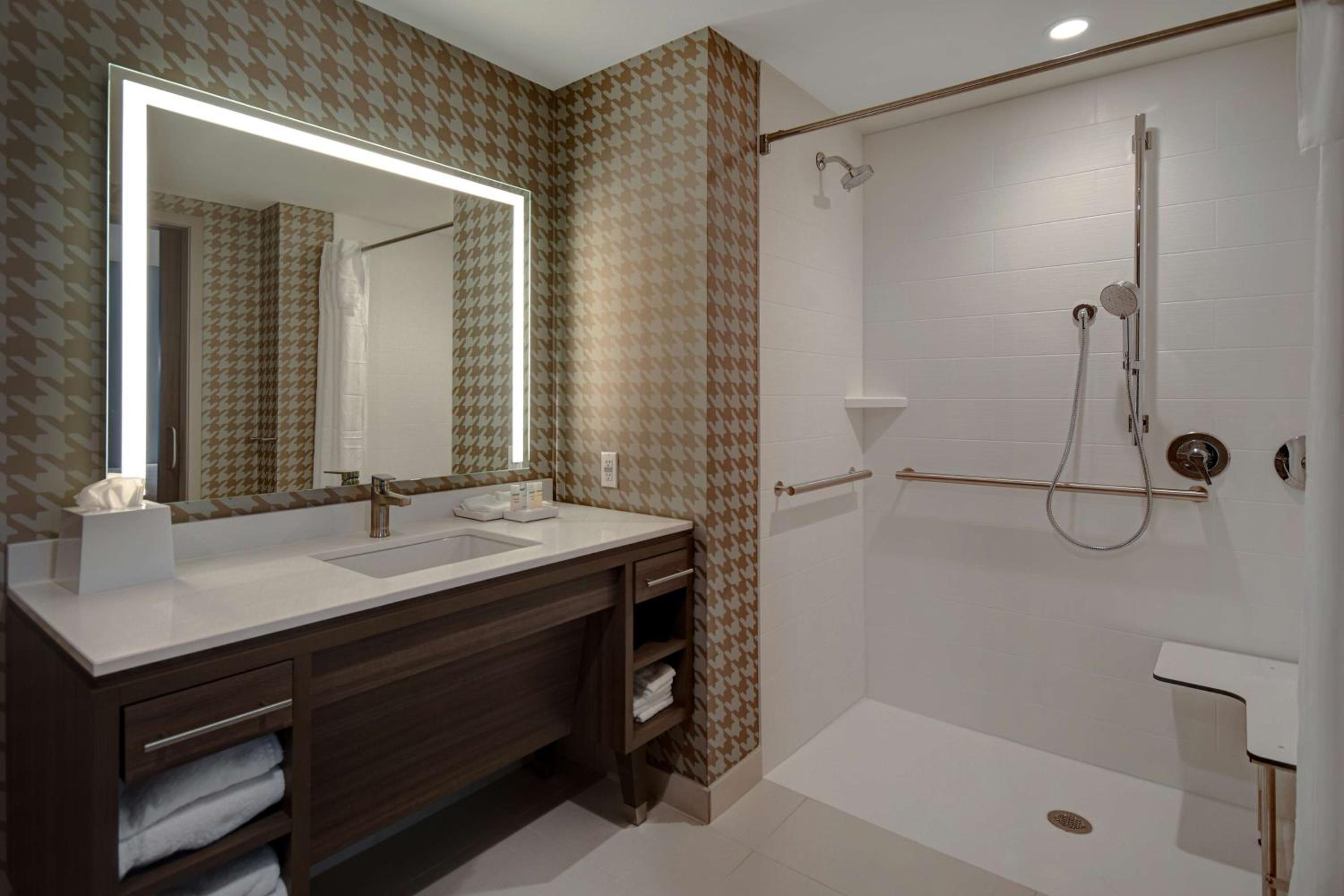 One-Bedroom King Suite with Roll-in Shower - Mobility Accessible - Photo 5