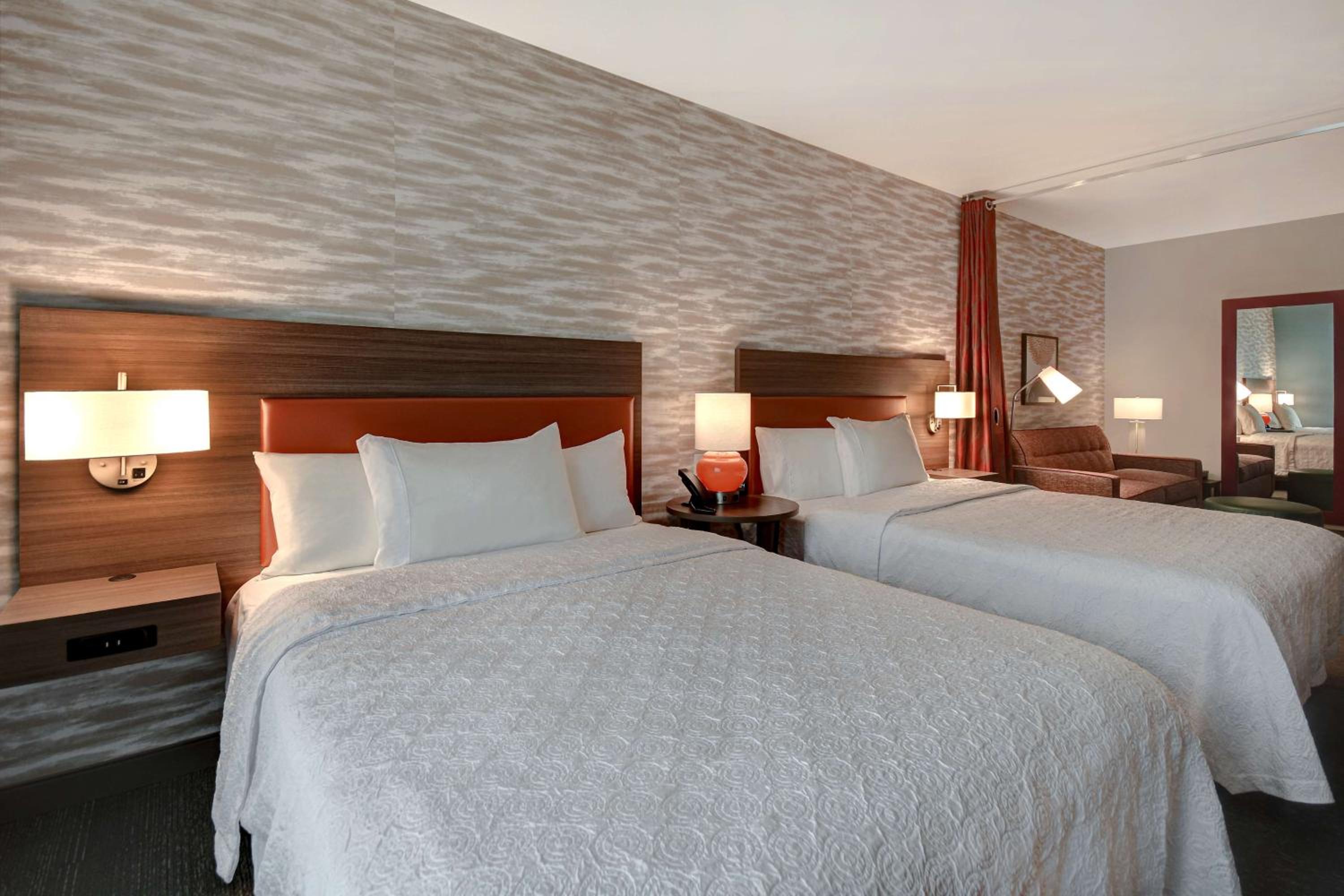 Queen Studio Suite with Two Queen Beds - Hearing Accessible - Photo 5