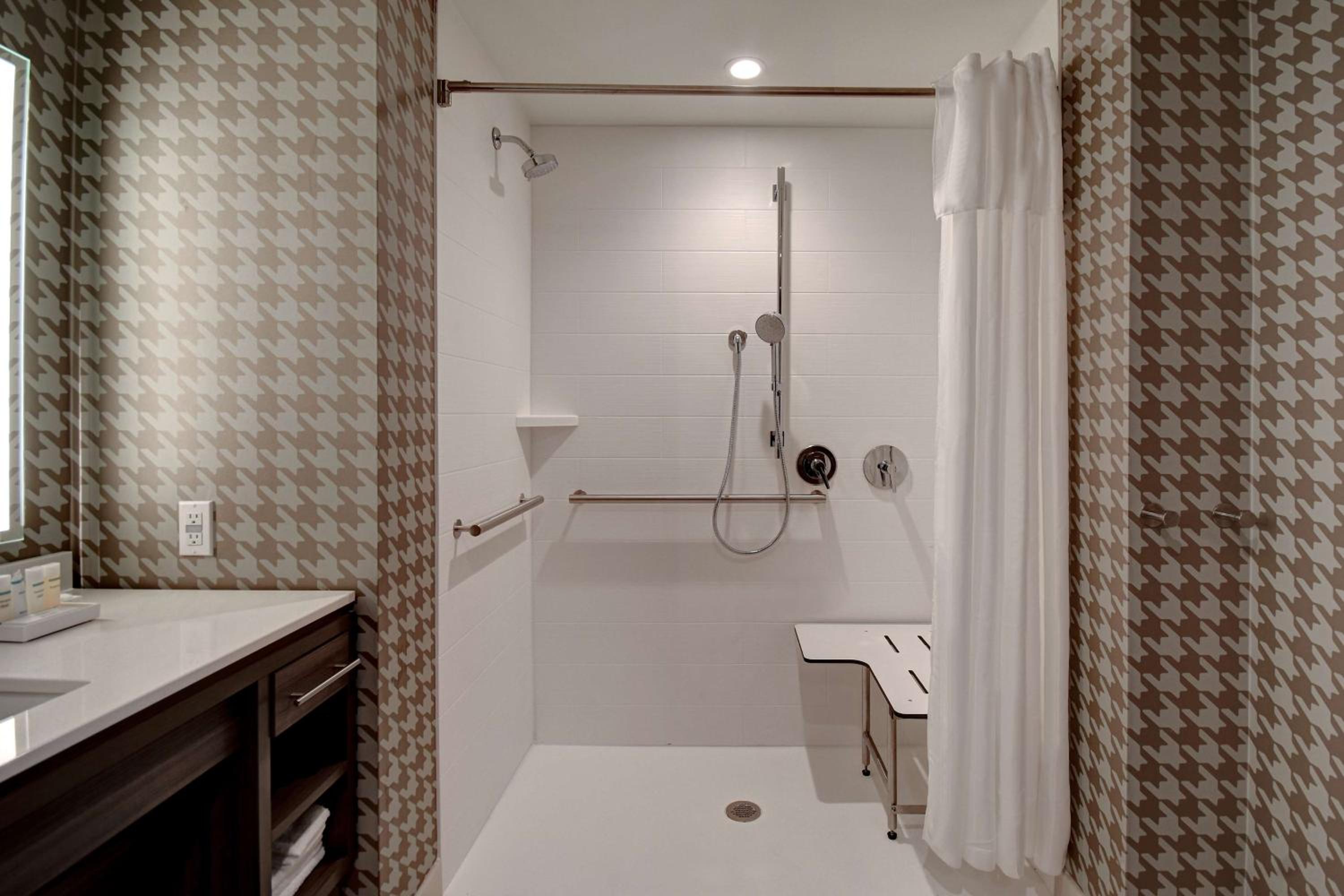 One-Bedroom King Suite with Roll-in Shower - Mobility Accessible - Photo 2