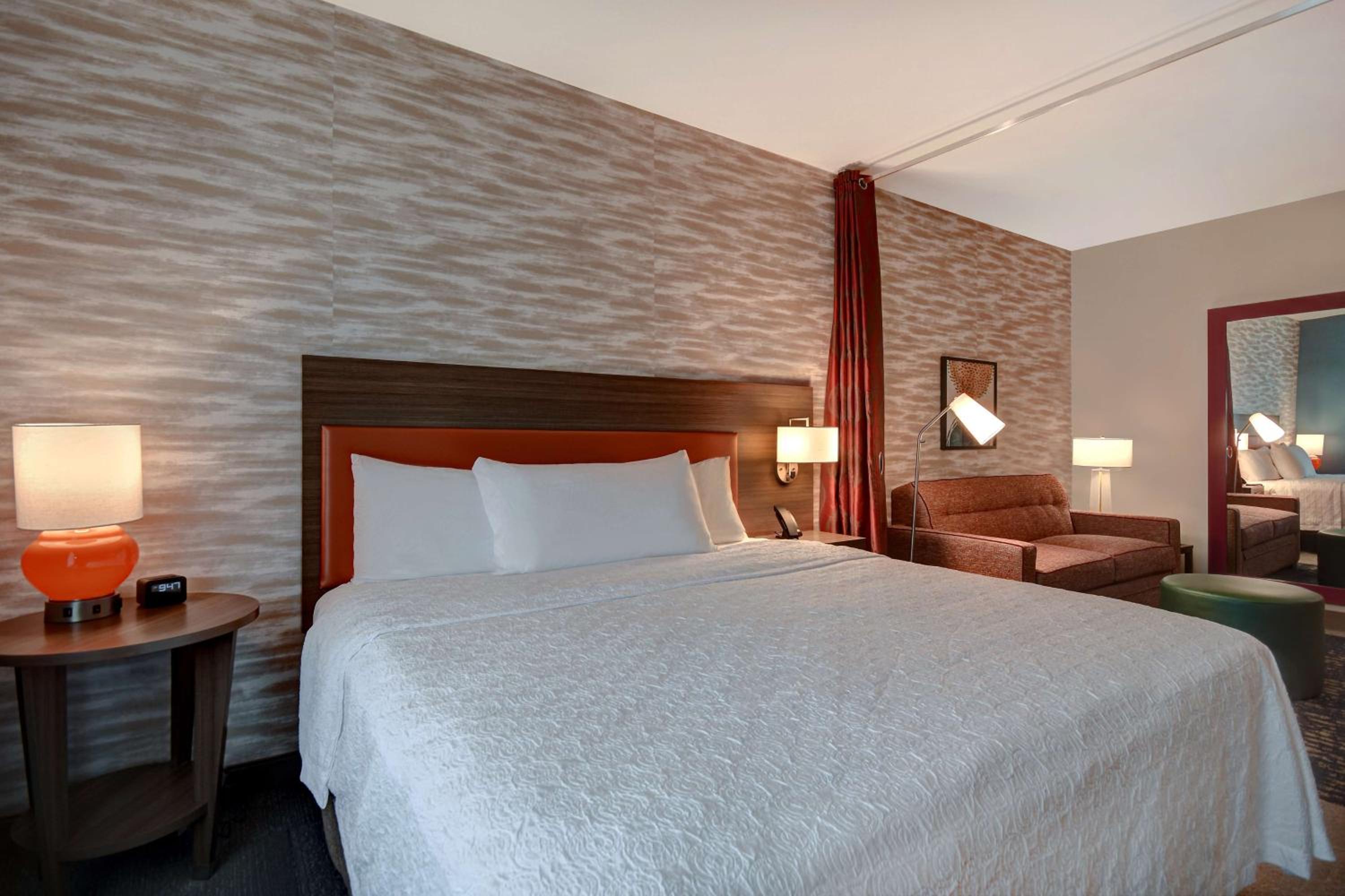 One-Bedroom King Suite - Hearing Access - Photo 9