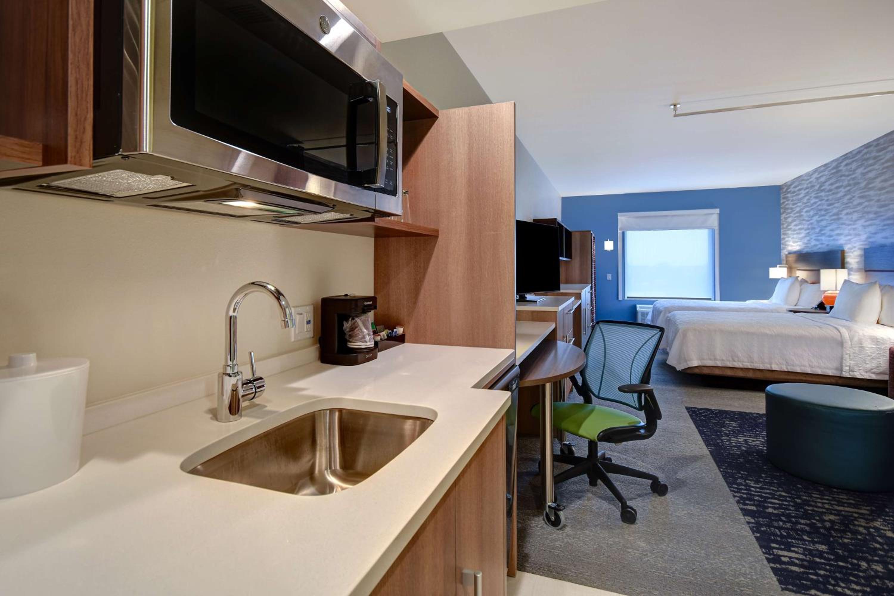 Queen Studio Suite with Two Queen Beds - Hearing Accessible - Photo 7