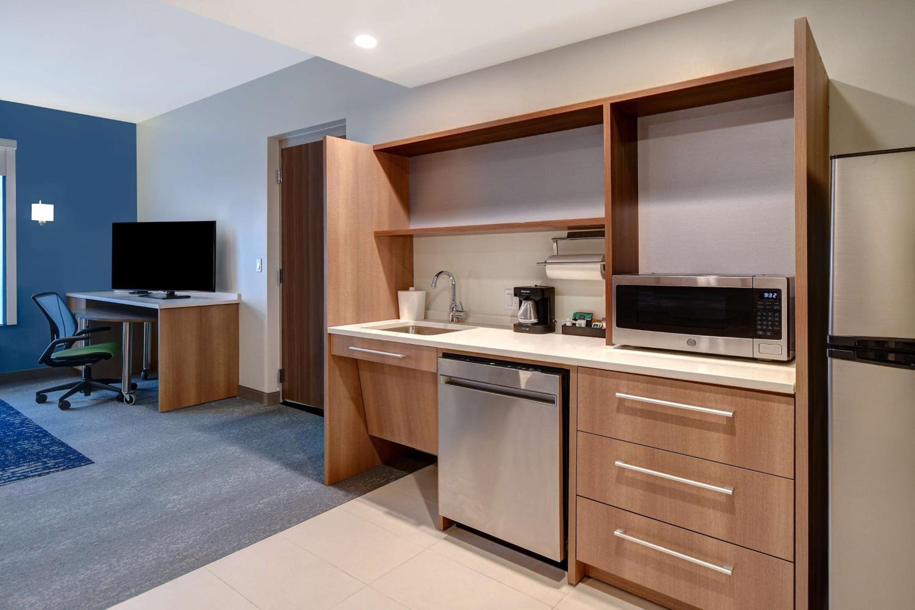 One-Bedroom King Suite - Photo 4
