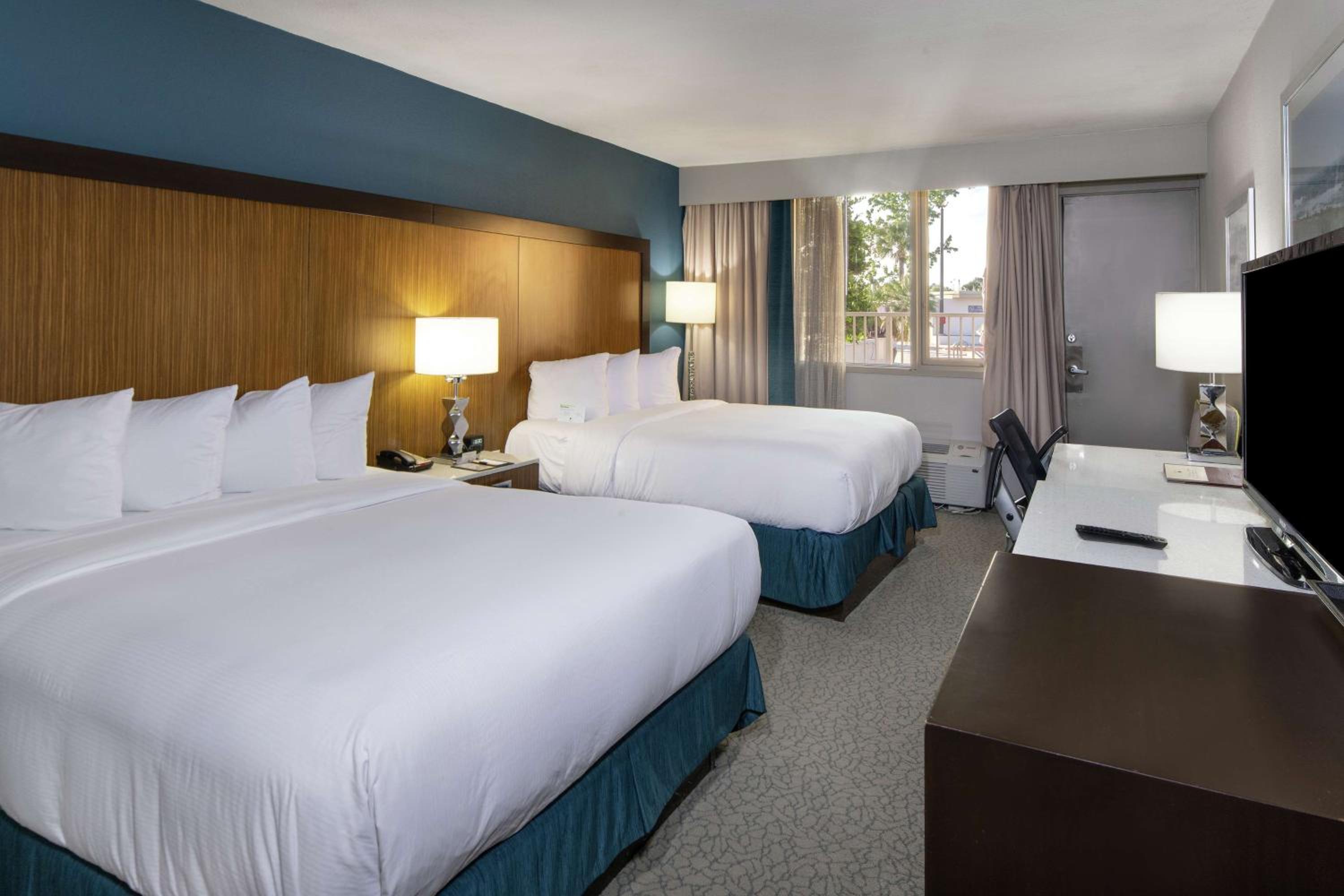 Queen Room with Two Queen Beds - Photo 4