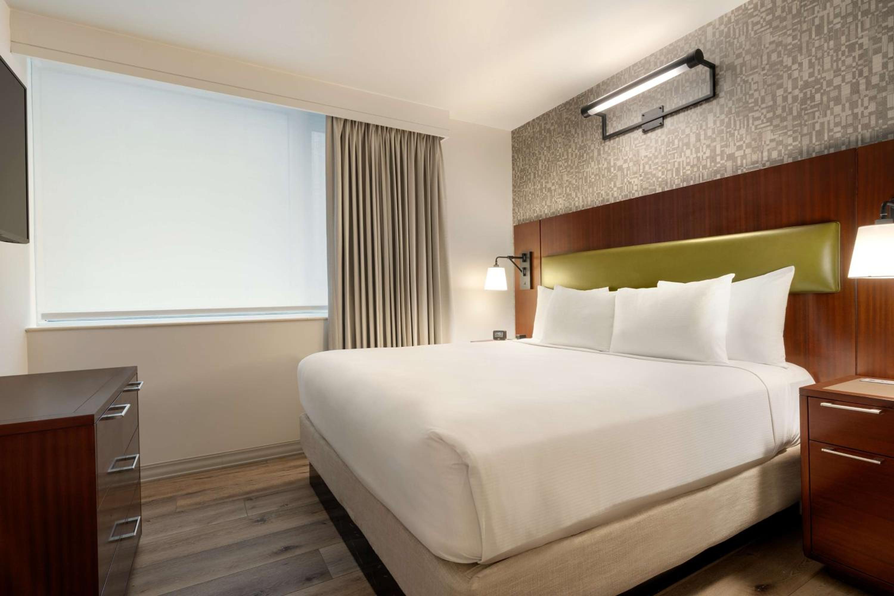 Junior King Suite with Sofa Bed photo 3
