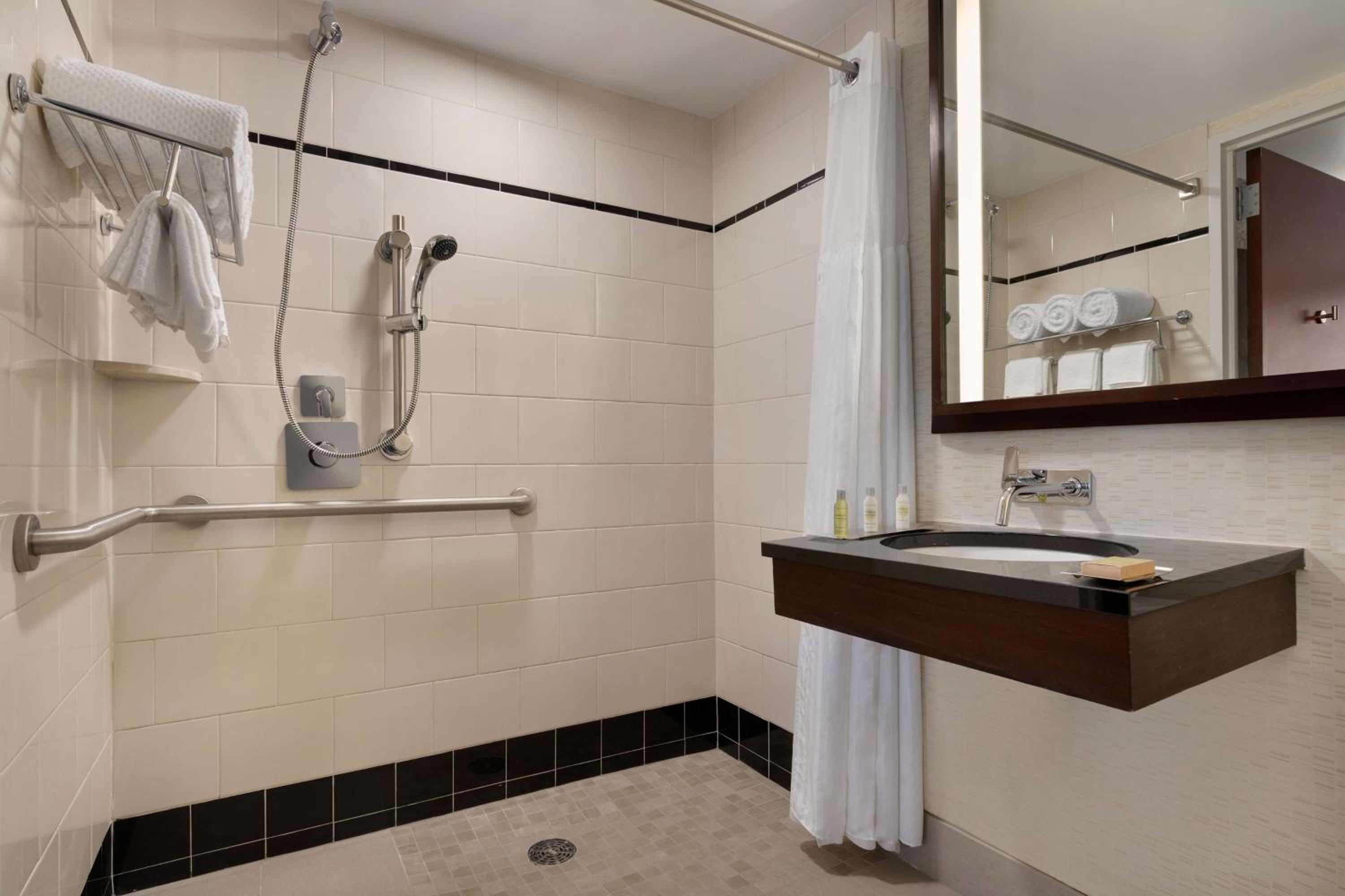 Double Room with Roll in Shower - Hearing Accessible  photo 3