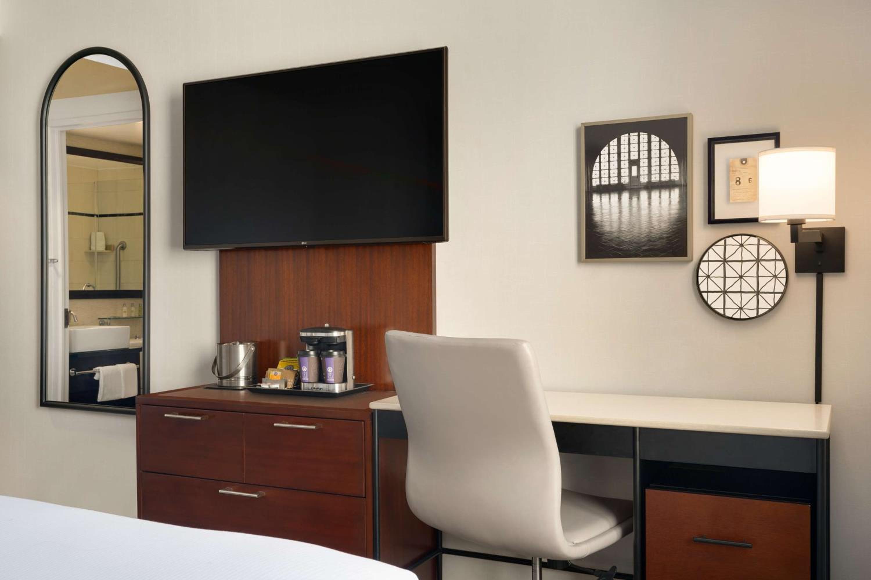 Deluxe King Room with River View photo 3