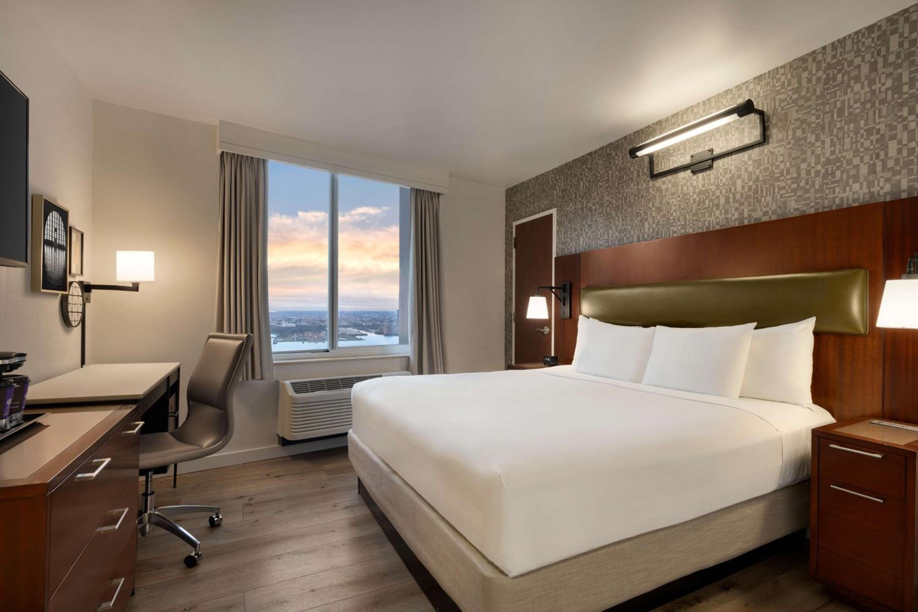 Deluxe King Room with River View photo 2