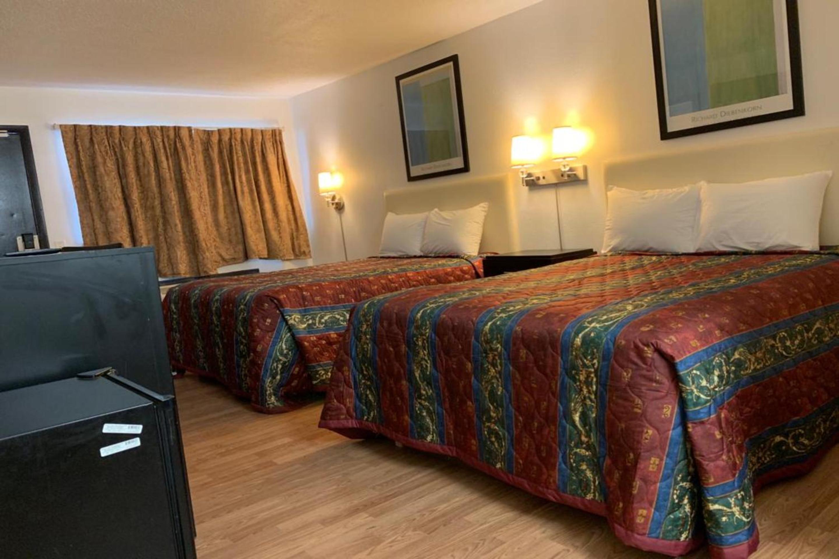 Queen Room with Two Queen Beds - Photo 4