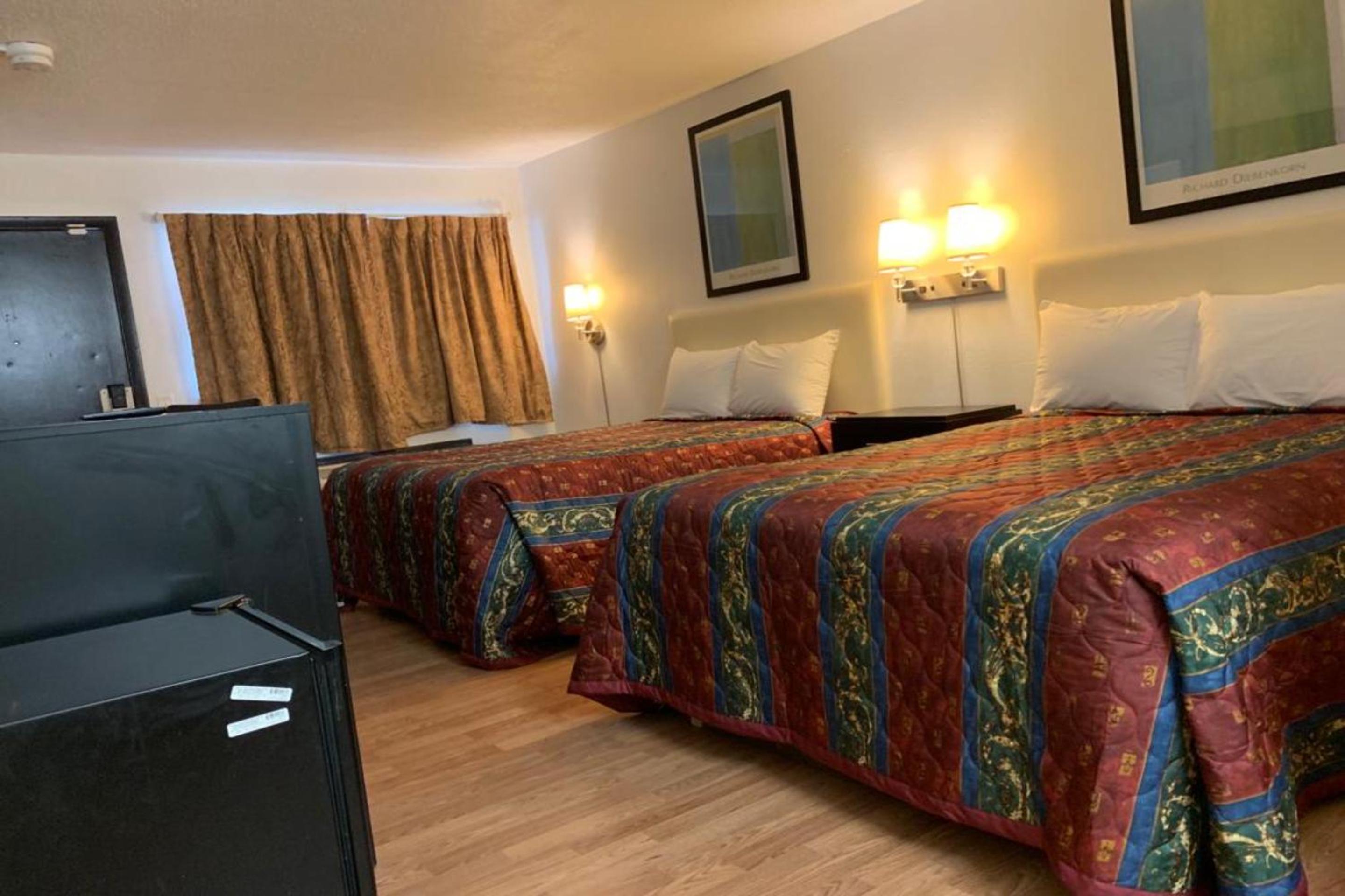Queen Room with Two Queen Beds - Photo 3