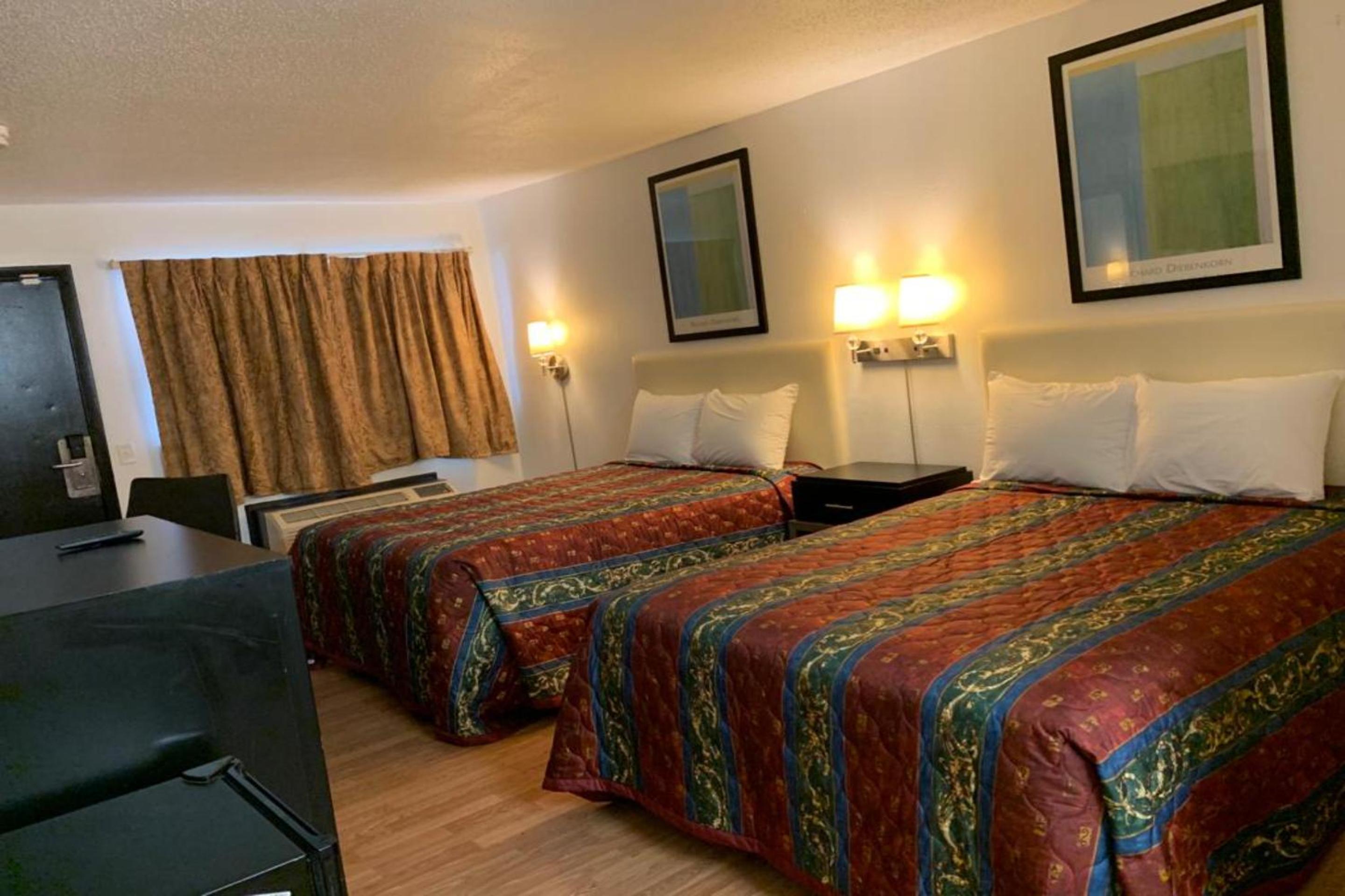 Queen Room with Two Queen Beds - Photo 2