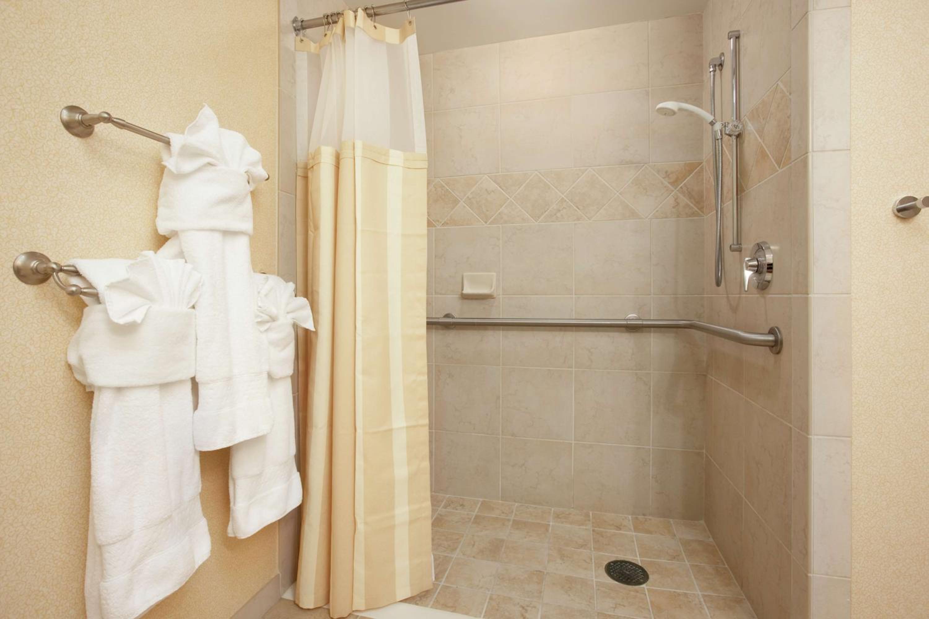 Double Room with Two Double Beds and Tub - Mobility/Hearing Accessible - Photo 4