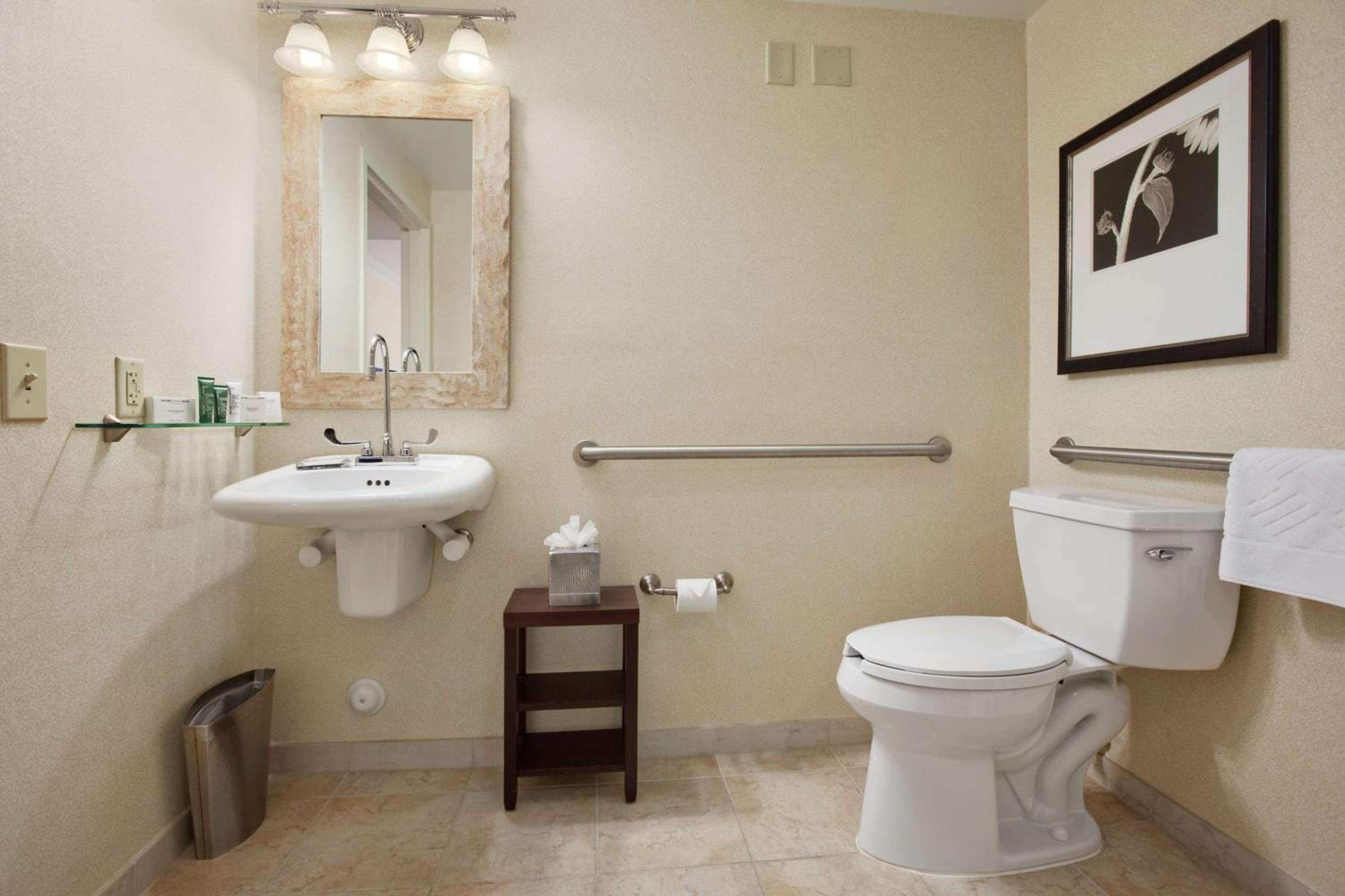 Double Room with Two Double Beds and Tub - Mobility/Hearing Accessible - Photo 3