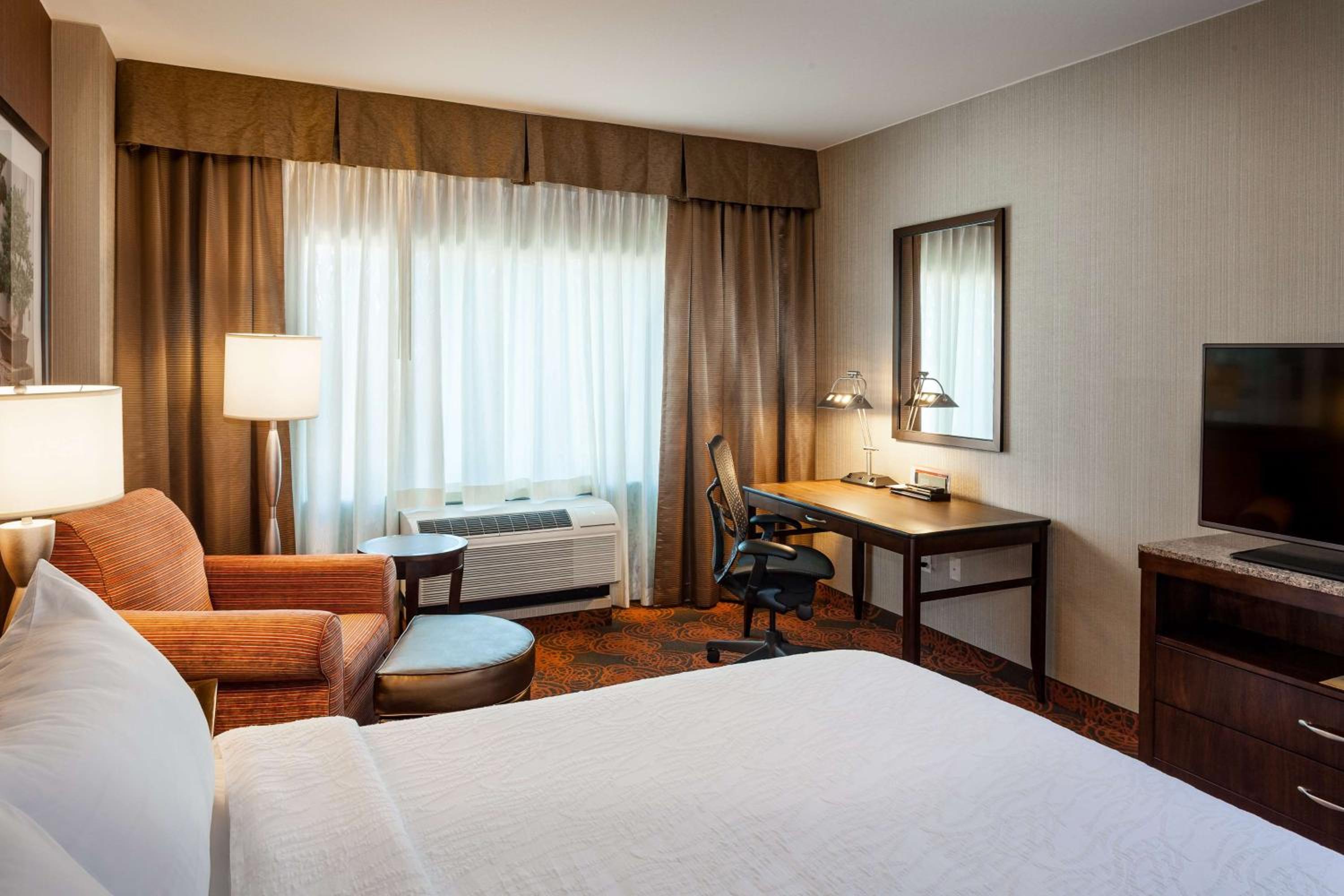 Premium King Room photo 3