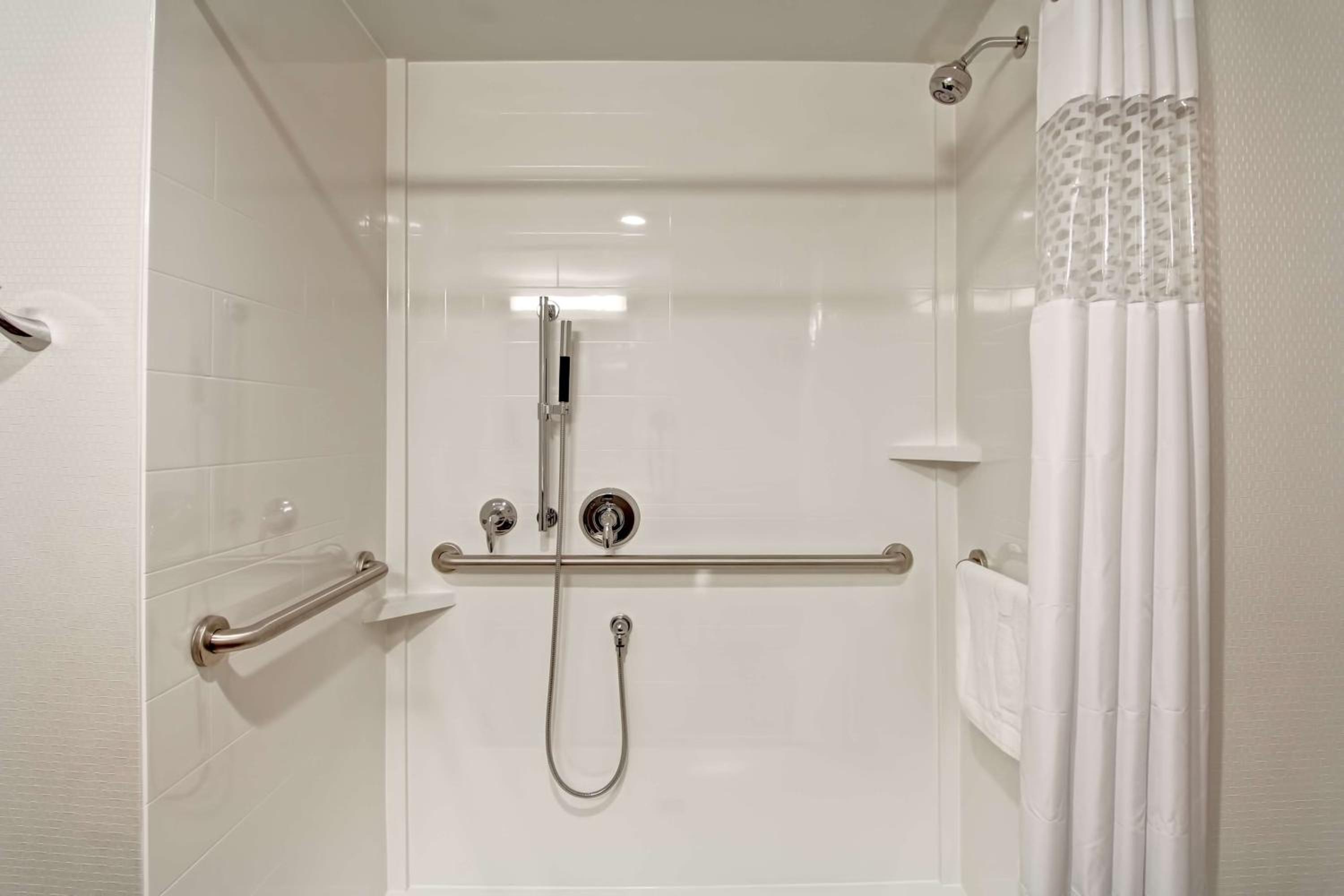 Queen Room with Two Queen Beds and Roll-In Shower - Mobility Access/Non-Smoking photo 3