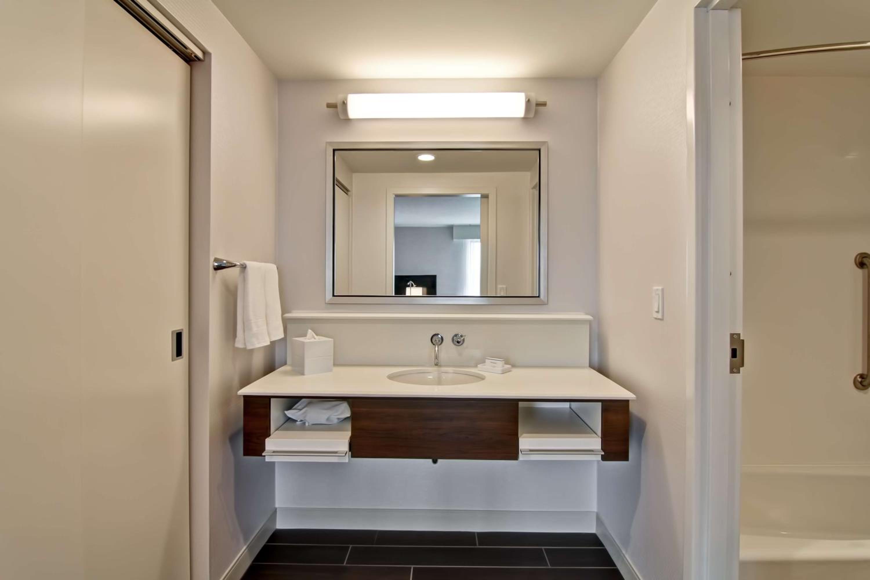 Queen Room with Two Queen Beds - Hearing Access/Non-Smoking photo 3