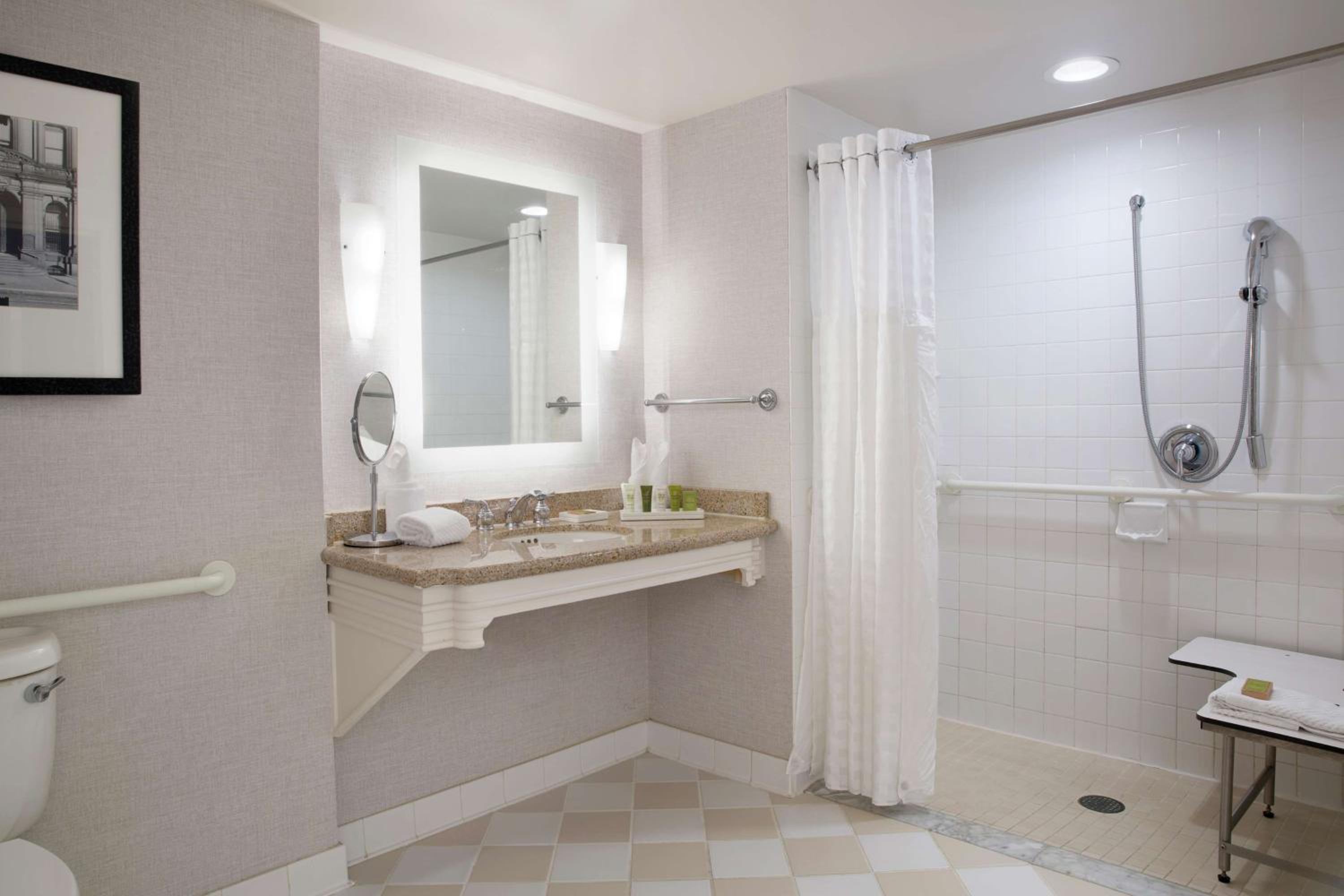 King Room with Tub - Mobility and Hearing Access - Photo 5