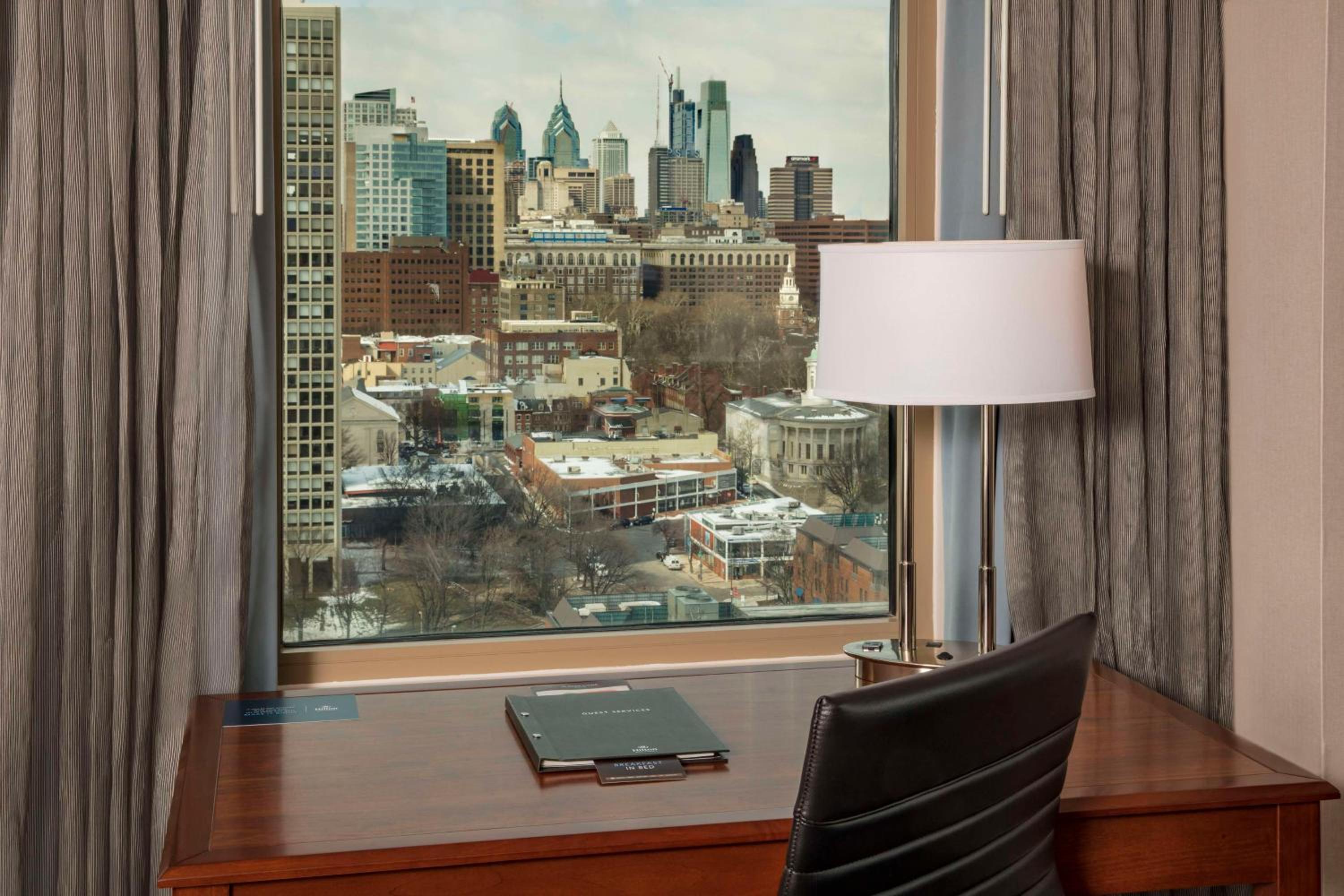 King Bed with City View - Photo 2