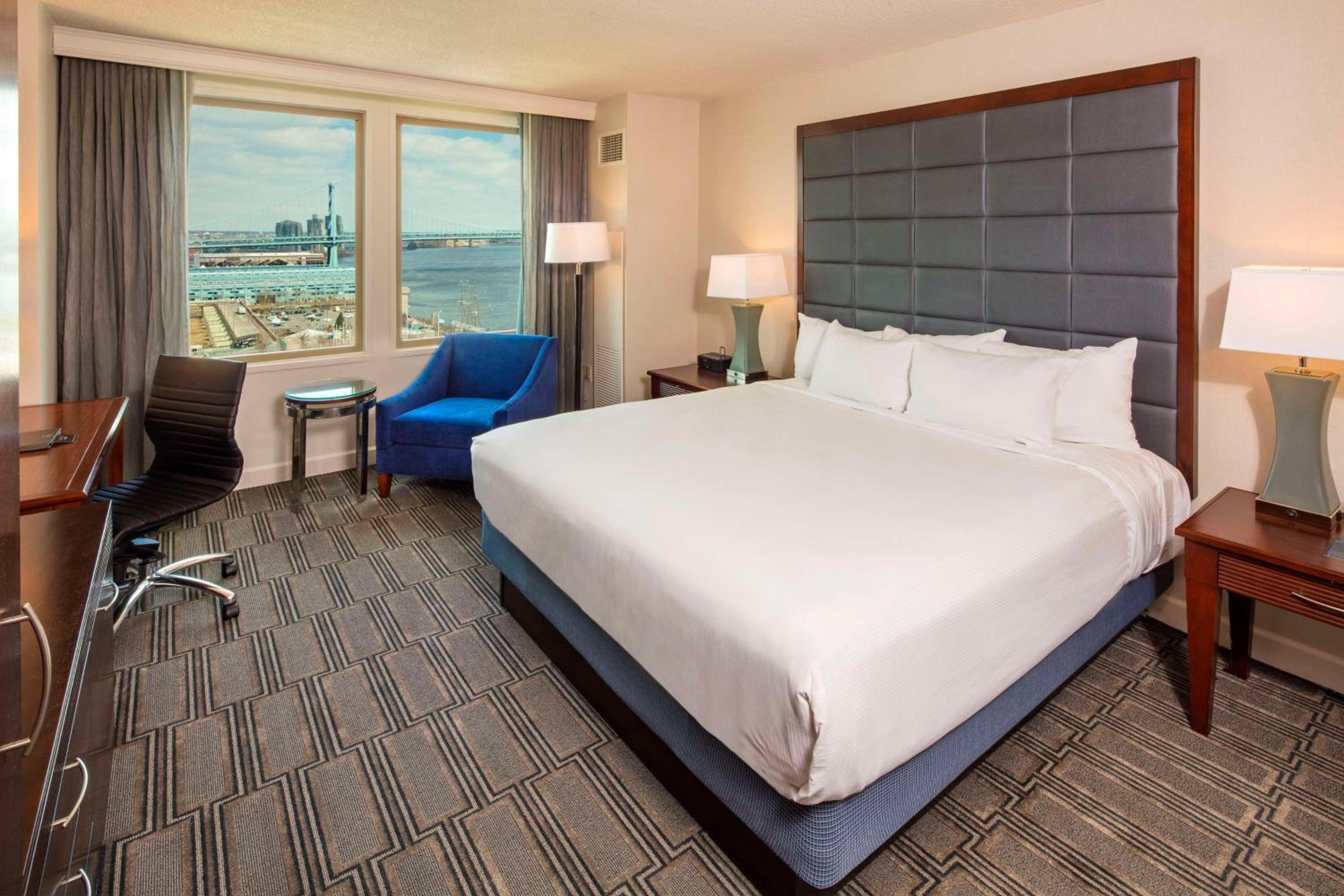King Room with Tub - Mobility and Hearing Access - Photo 1