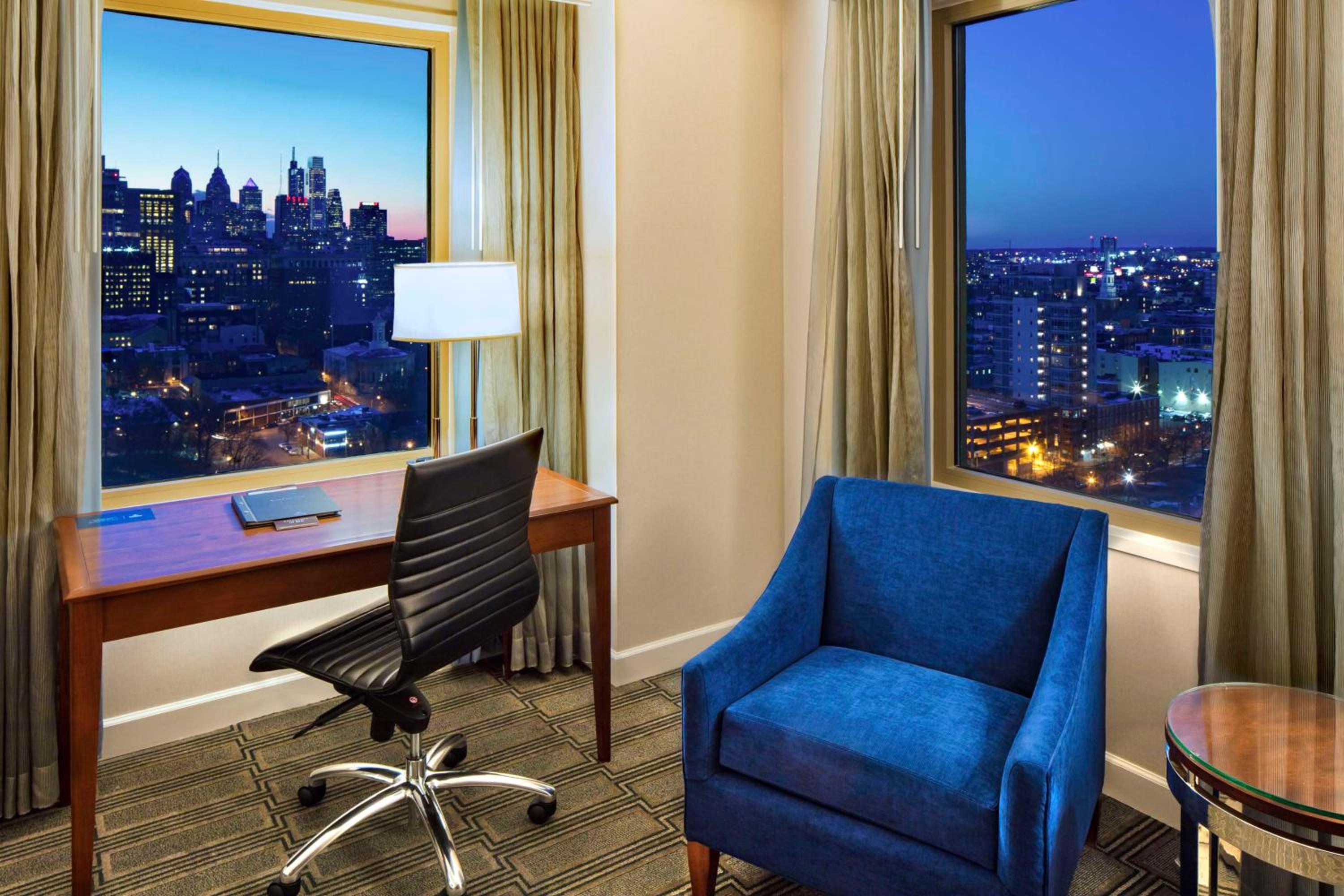 King Bed with City View - Photo 3