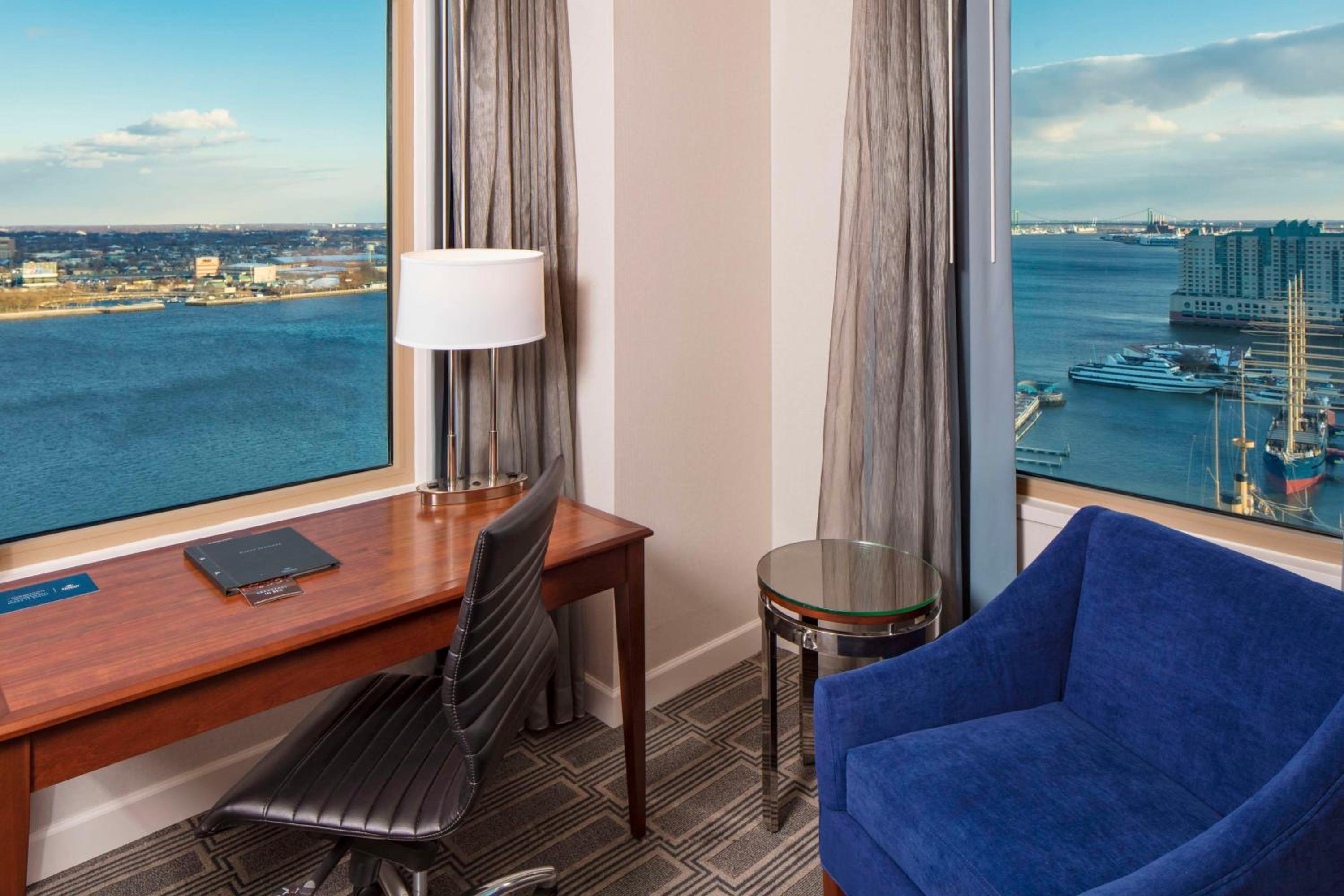 Deluxe King Room with Skyline View - Photo 4