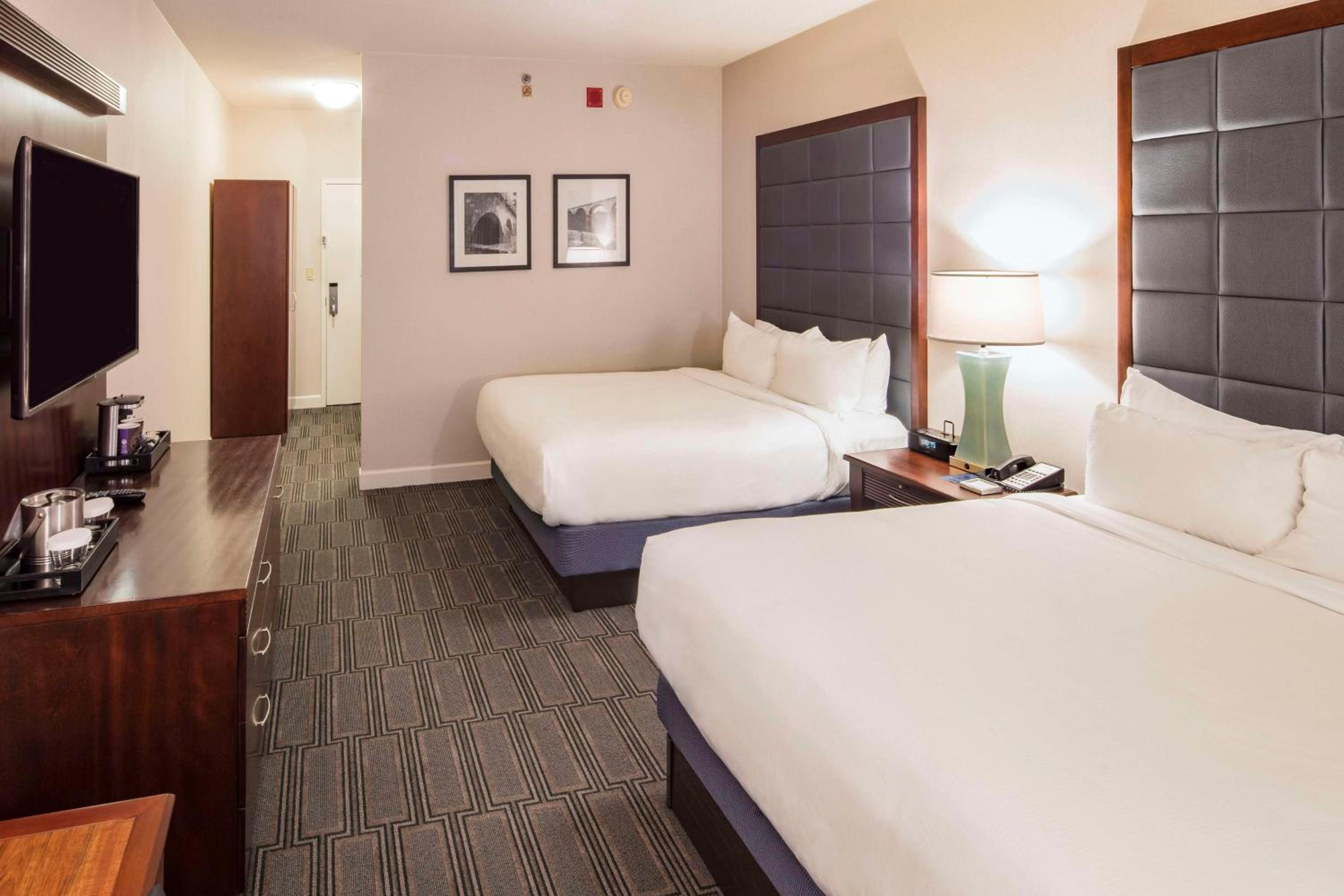 Deluxe Queen Room with Two Queen Beds - Photo 4