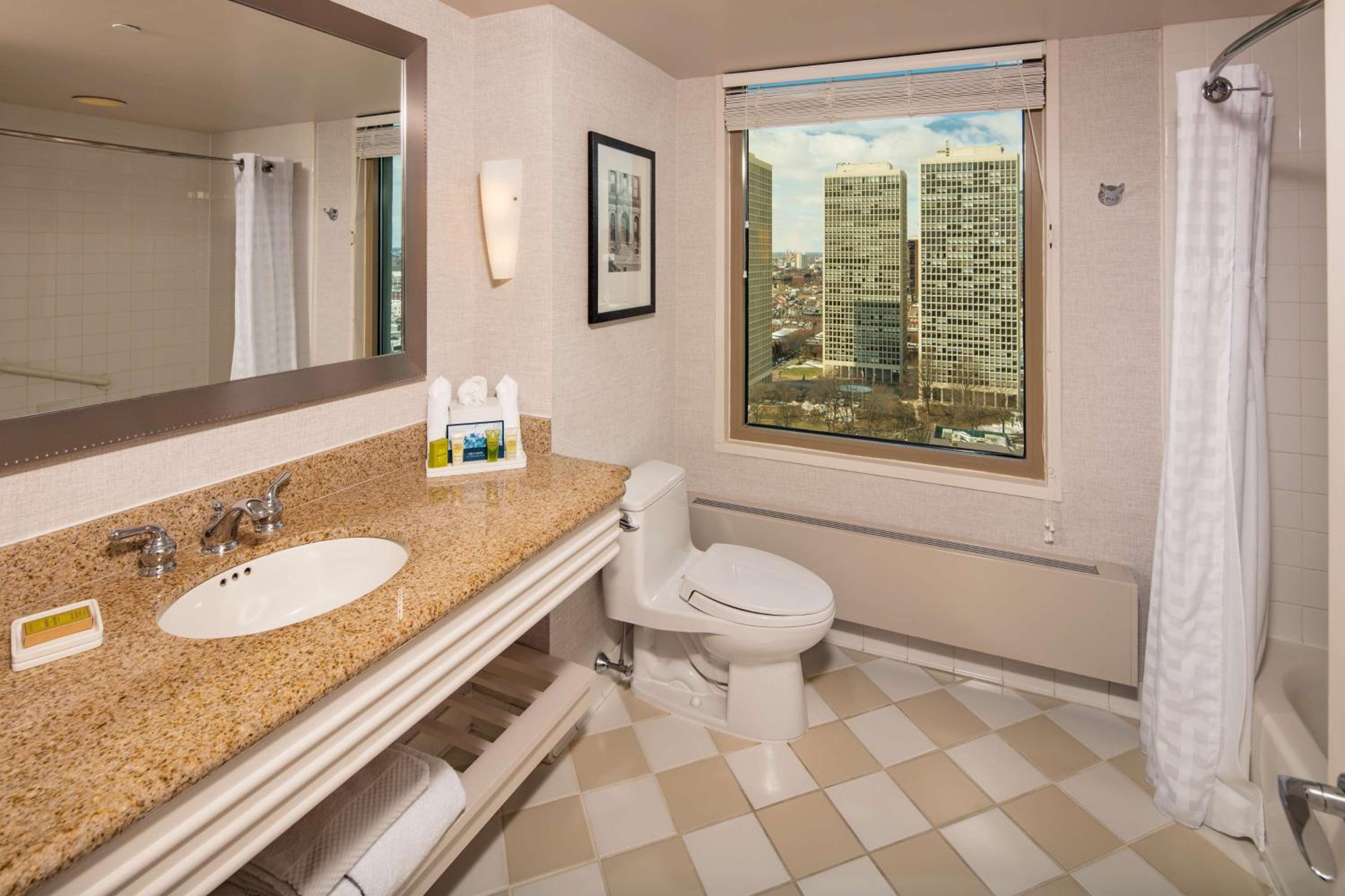 King Bed with City View - Photo 4