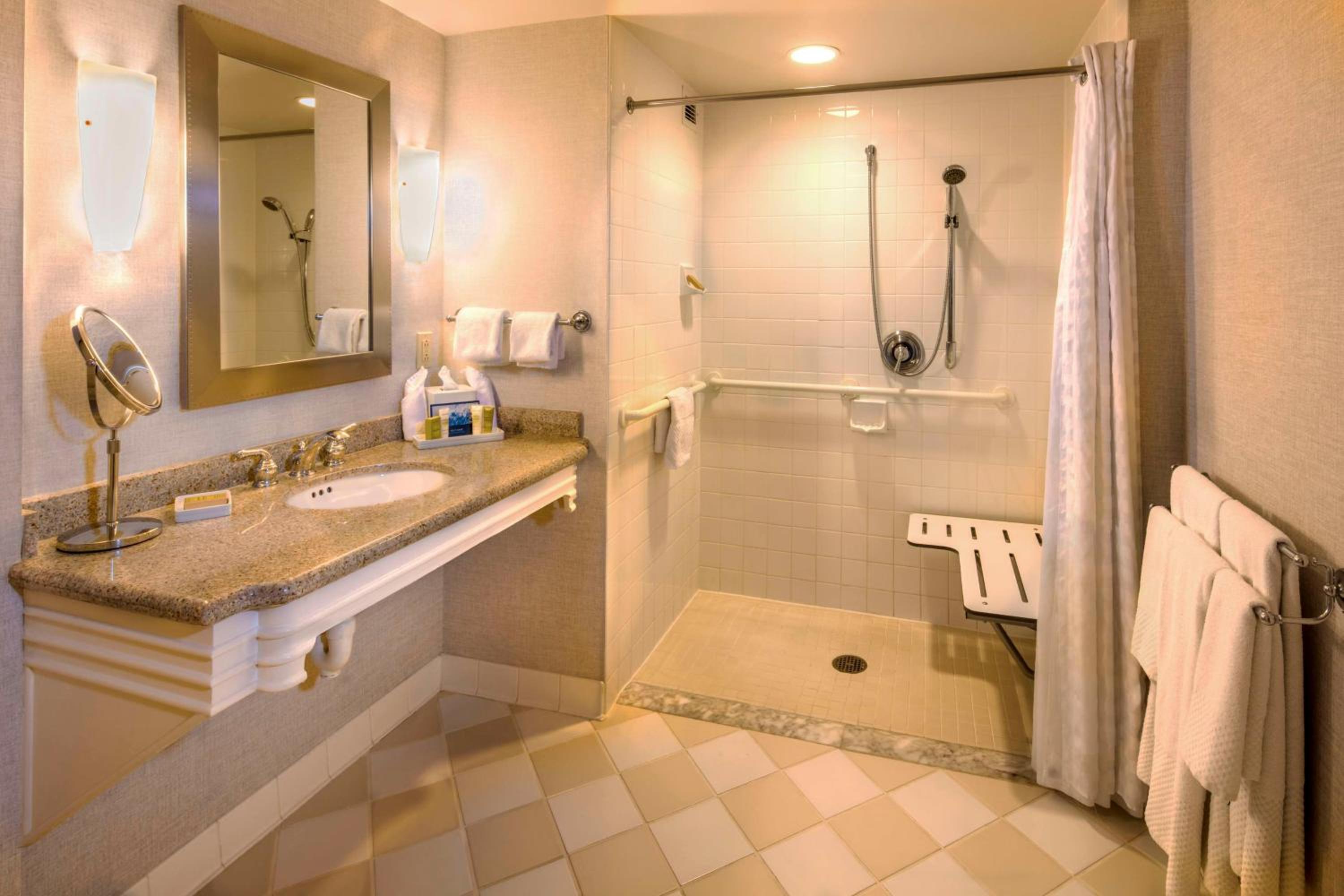 King Room with Tub - Mobility and Hearing Access - Photo 2