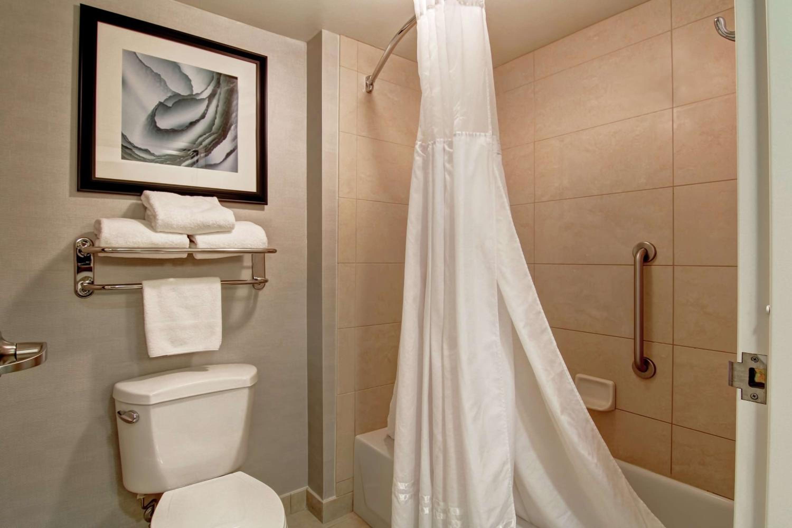 One-Bedroom Queen Suite with Two Queen Beds - Non-Smoking - Photo 2