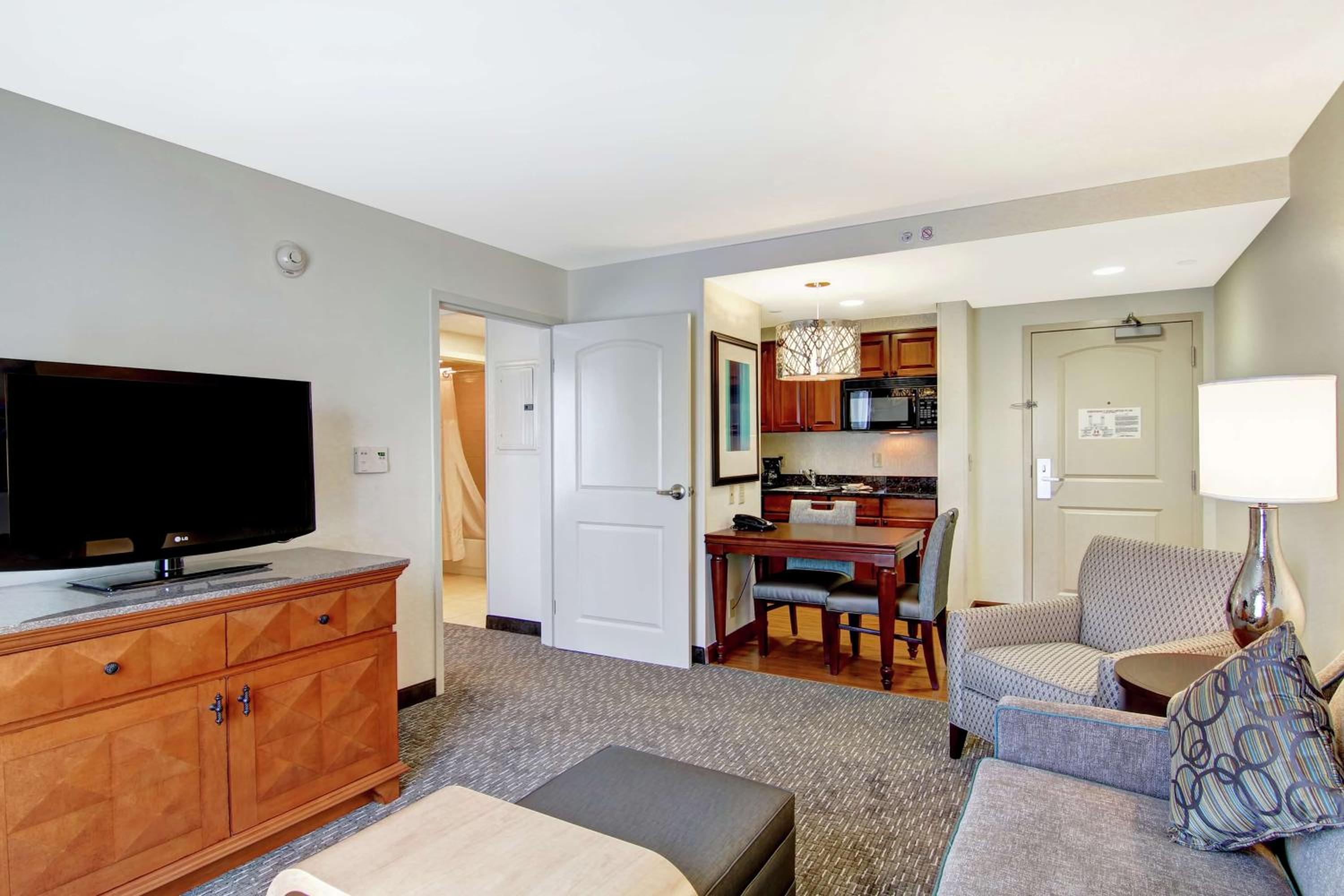 One-Bedroom Queen Suite with Two Queen Beds - Non-Smoking - Photo 3