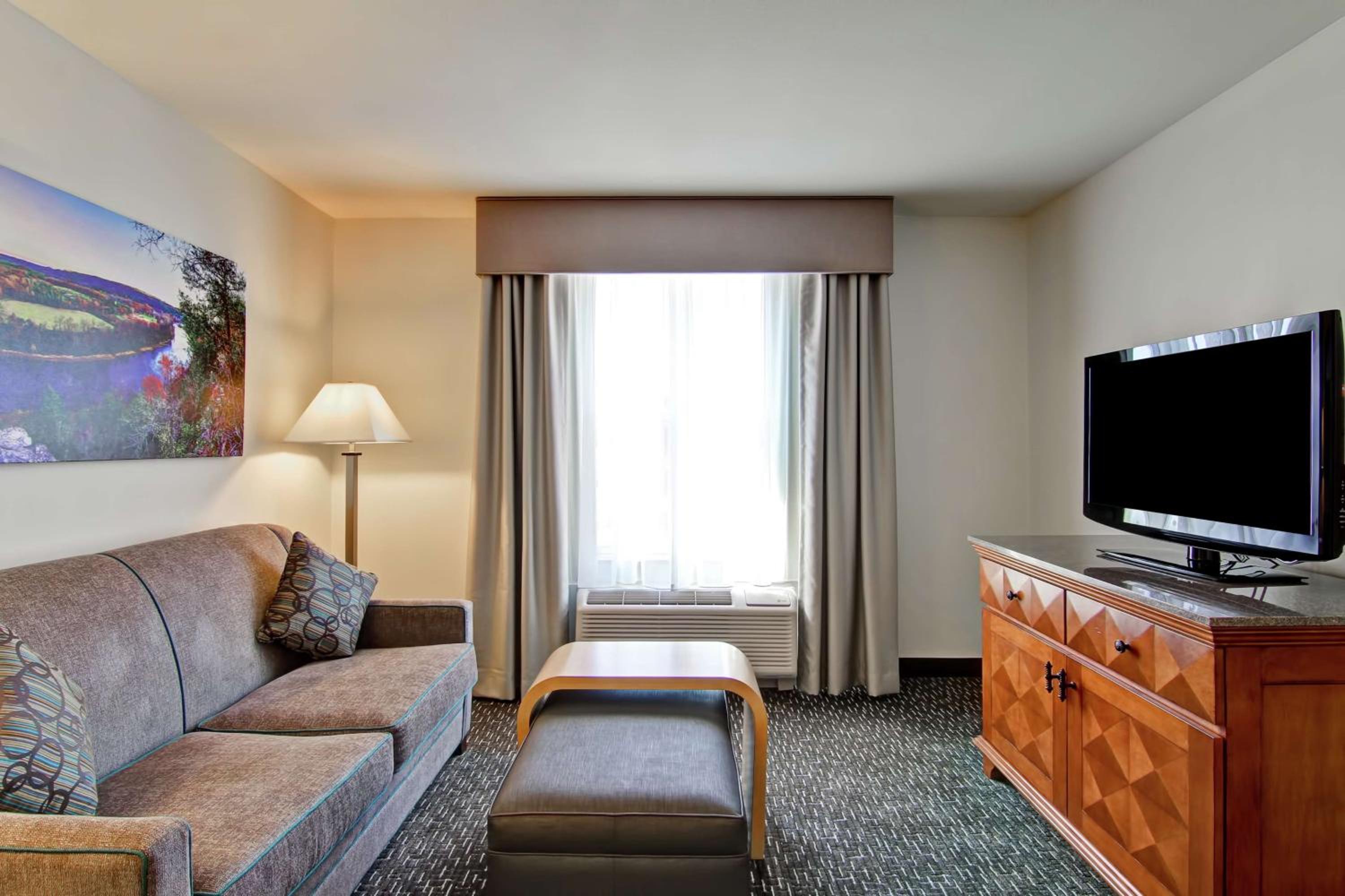 One-Bedroom Queen Suite with Two Queen Beds - Non-Smoking - Photo 4