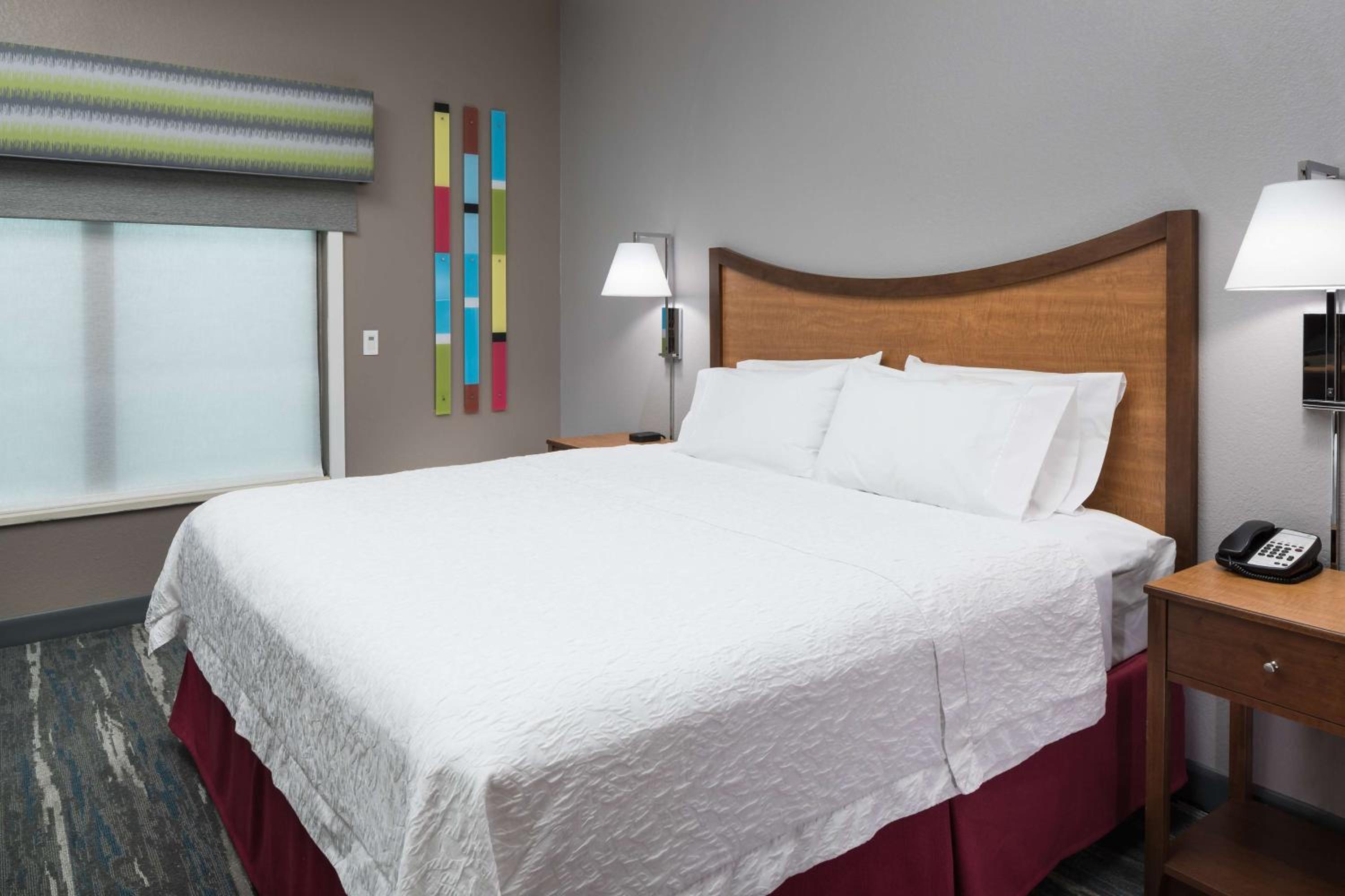 King Room with King Bed - Non-Smoking - Photo 3