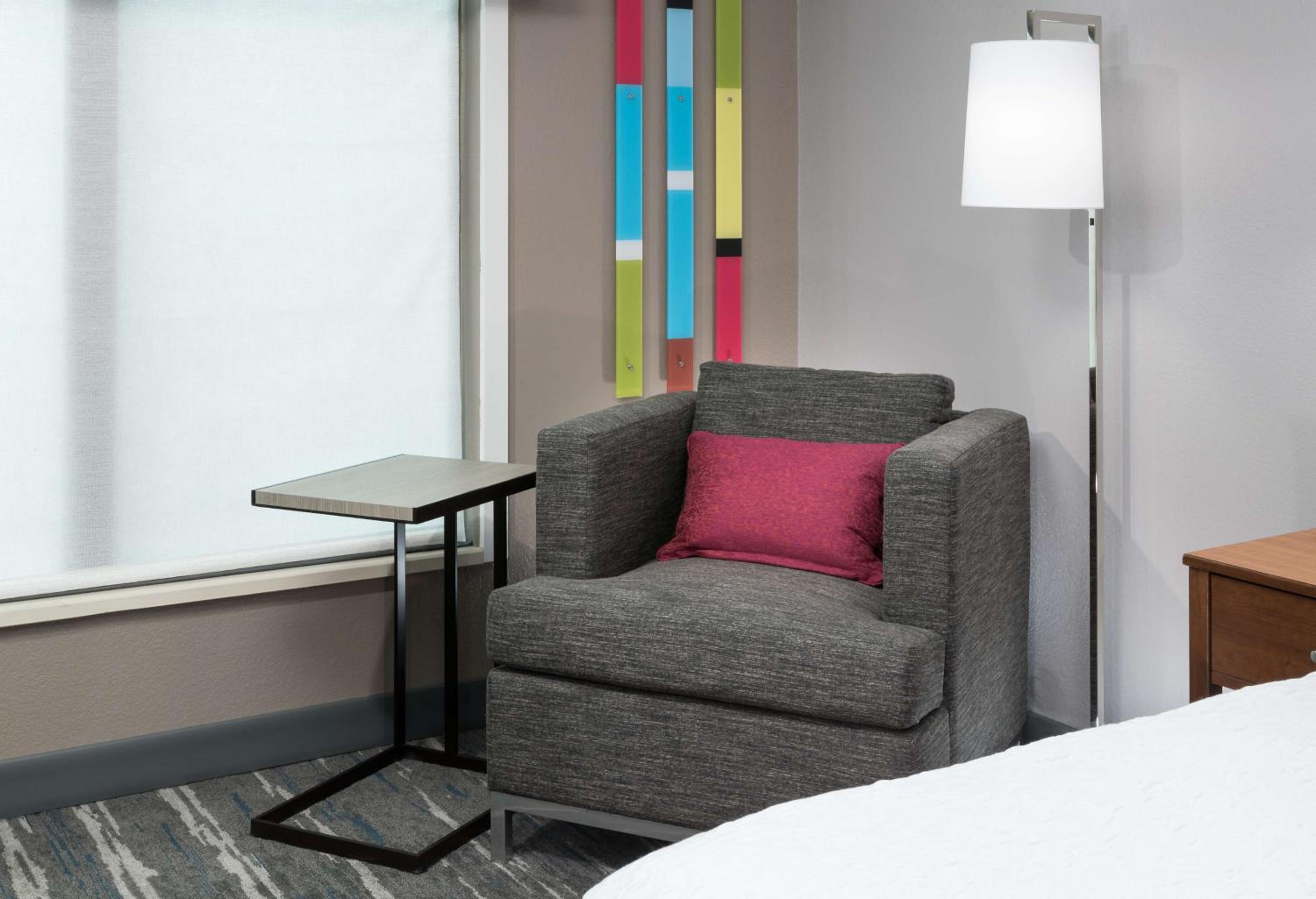 King Room with King Bed - Non-Smoking - Photo 5