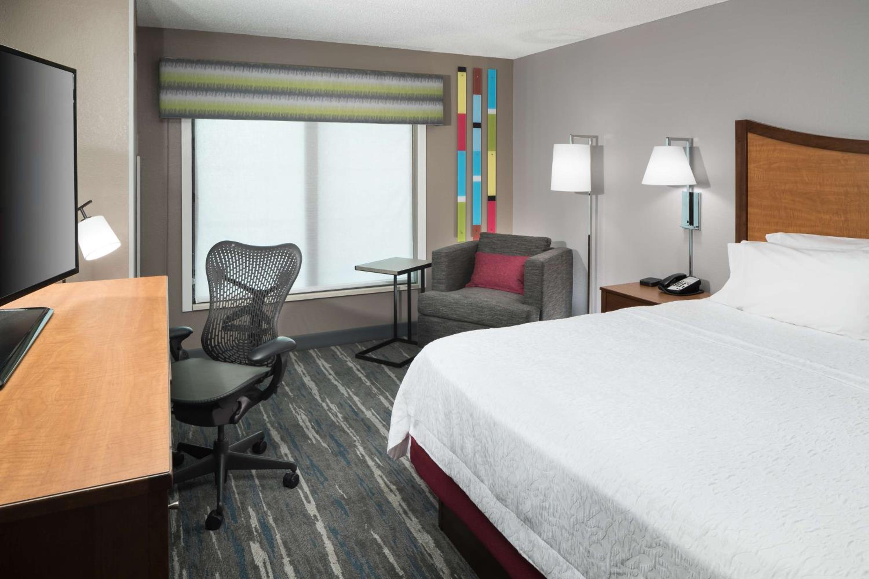 King Room with King Bed - Non-Smoking - Photo 2
