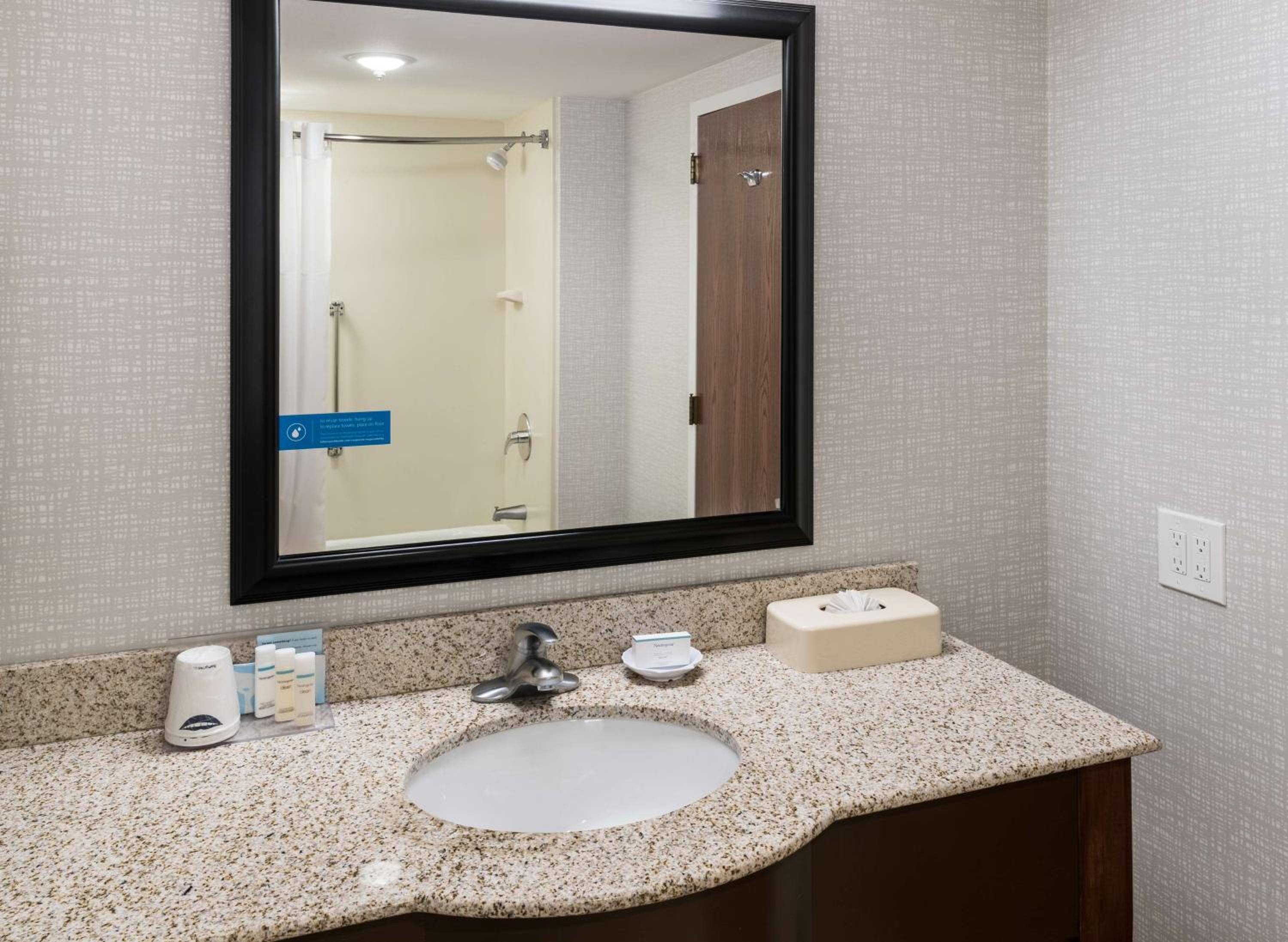 One-Bedroom King Suite with Whirlpool - Non-Smoking  - Photo 5