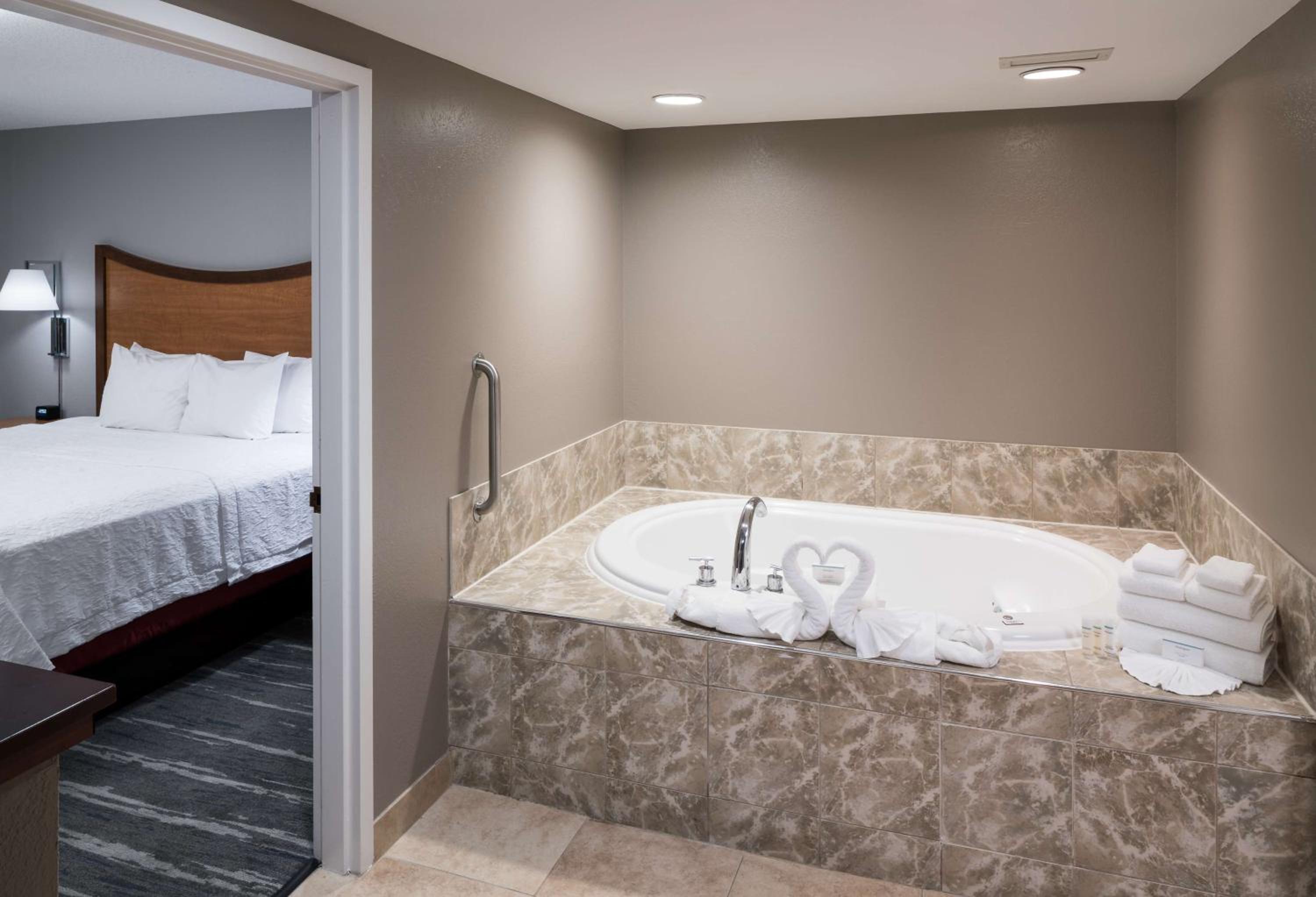 One-Bedroom King Suite with Whirlpool - Non-Smoking  - Photo 4