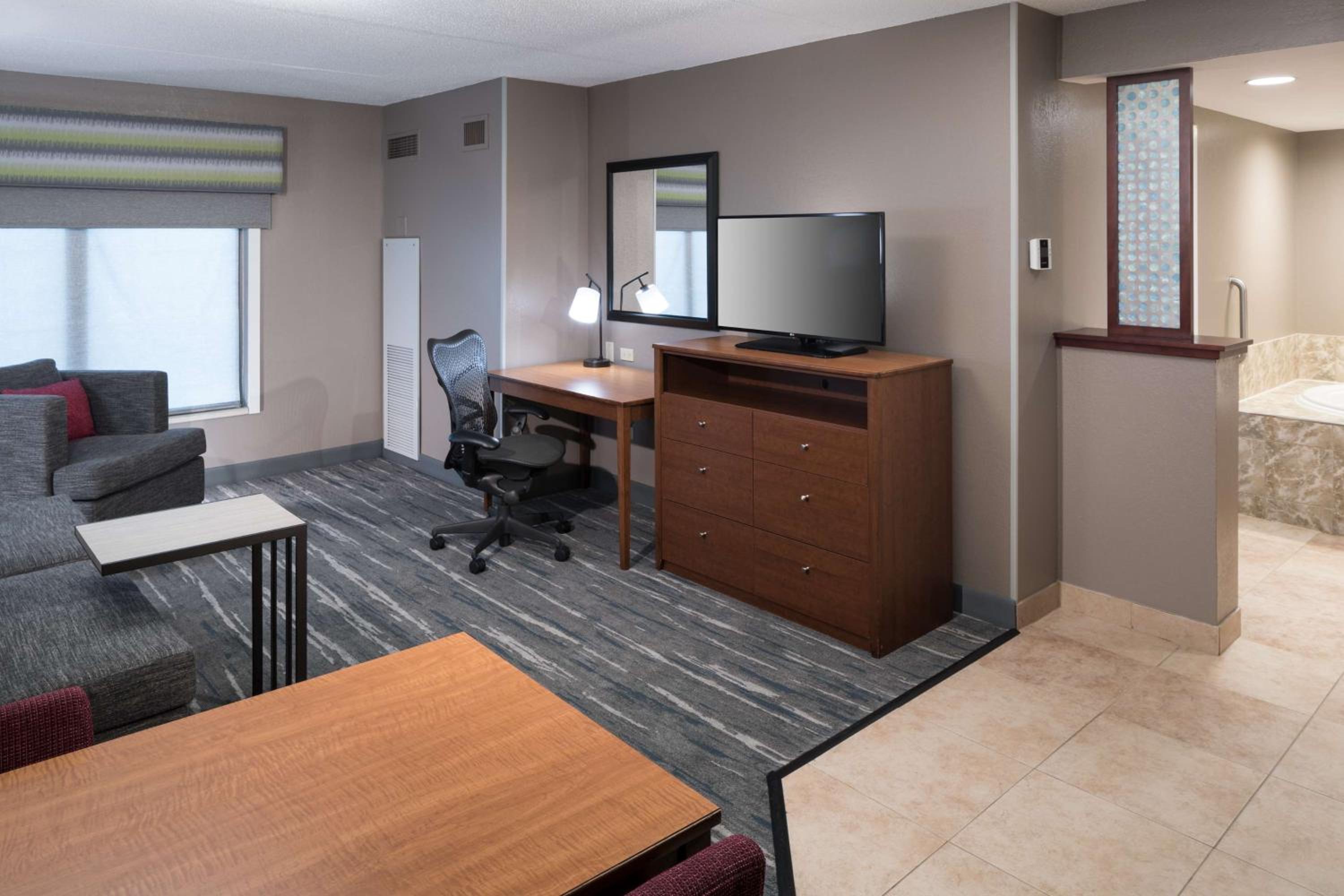 One-Bedroom King Suite with Whirlpool - Non-Smoking  - Photo 3