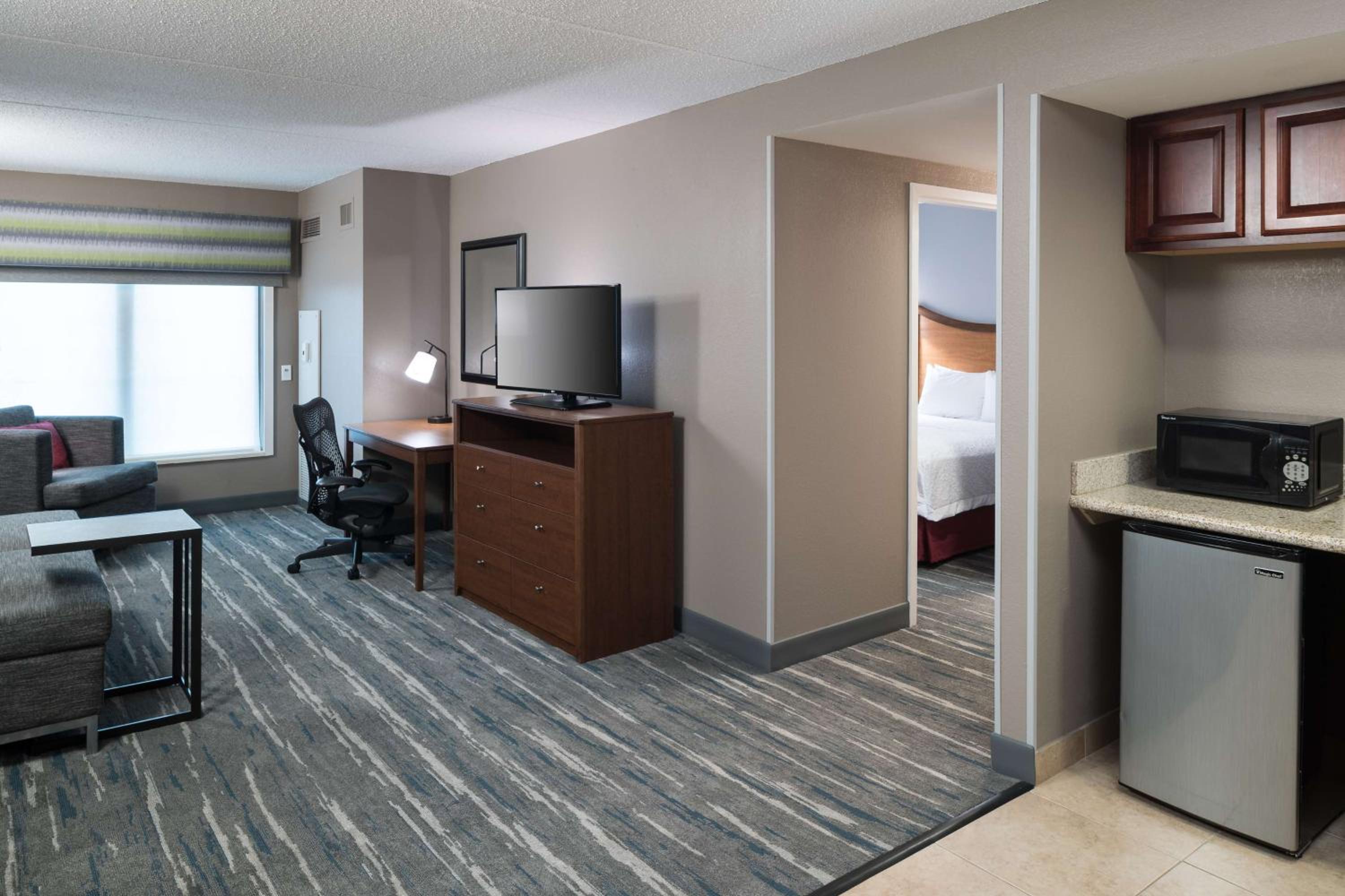 King Suite - Mobility and Hearing Access/Non-Smoking - Photo 4