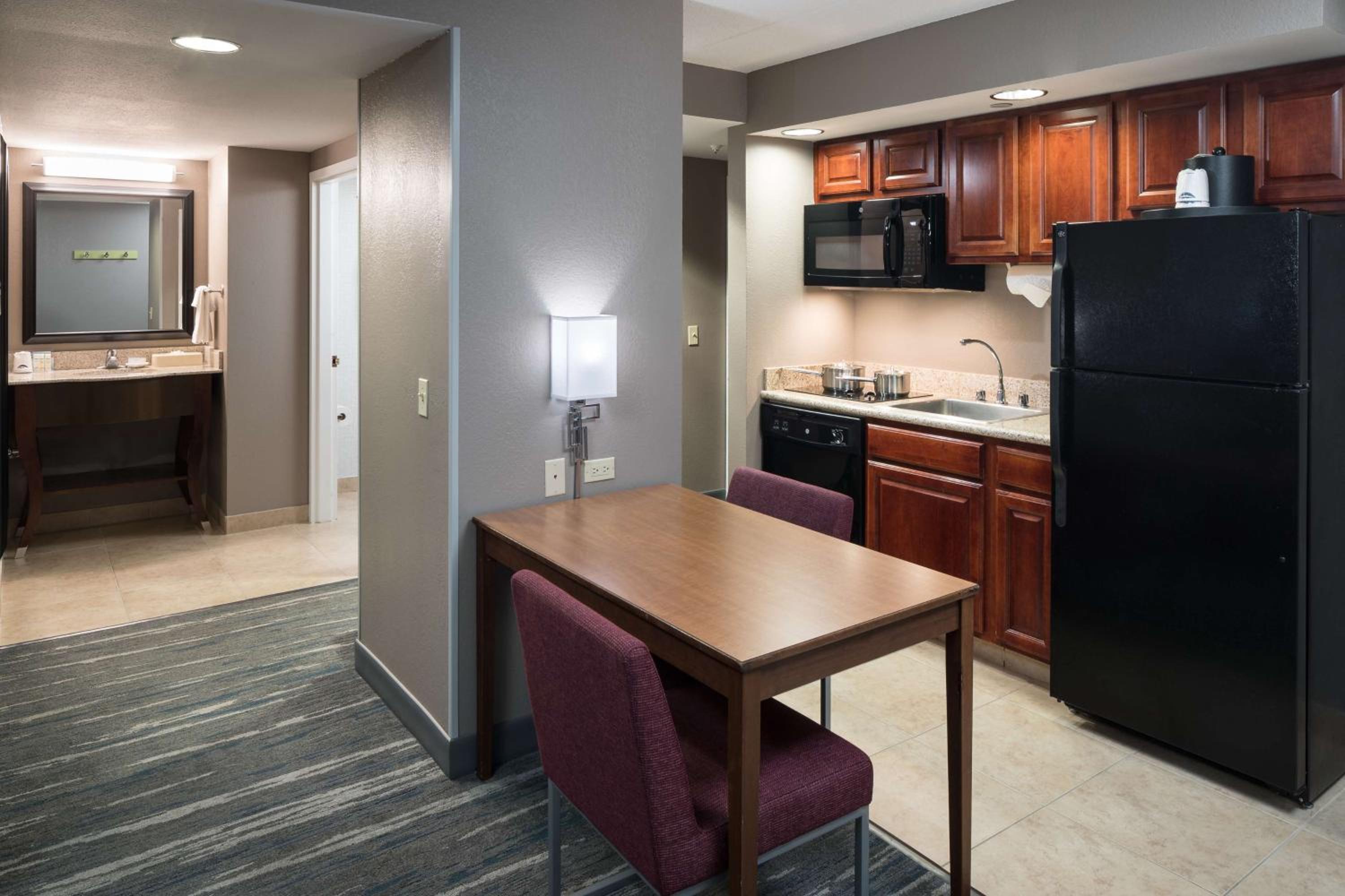 One-Bedroom Suite with Two Queen Beds and Kitchen - Non-Smoking - Photo 3