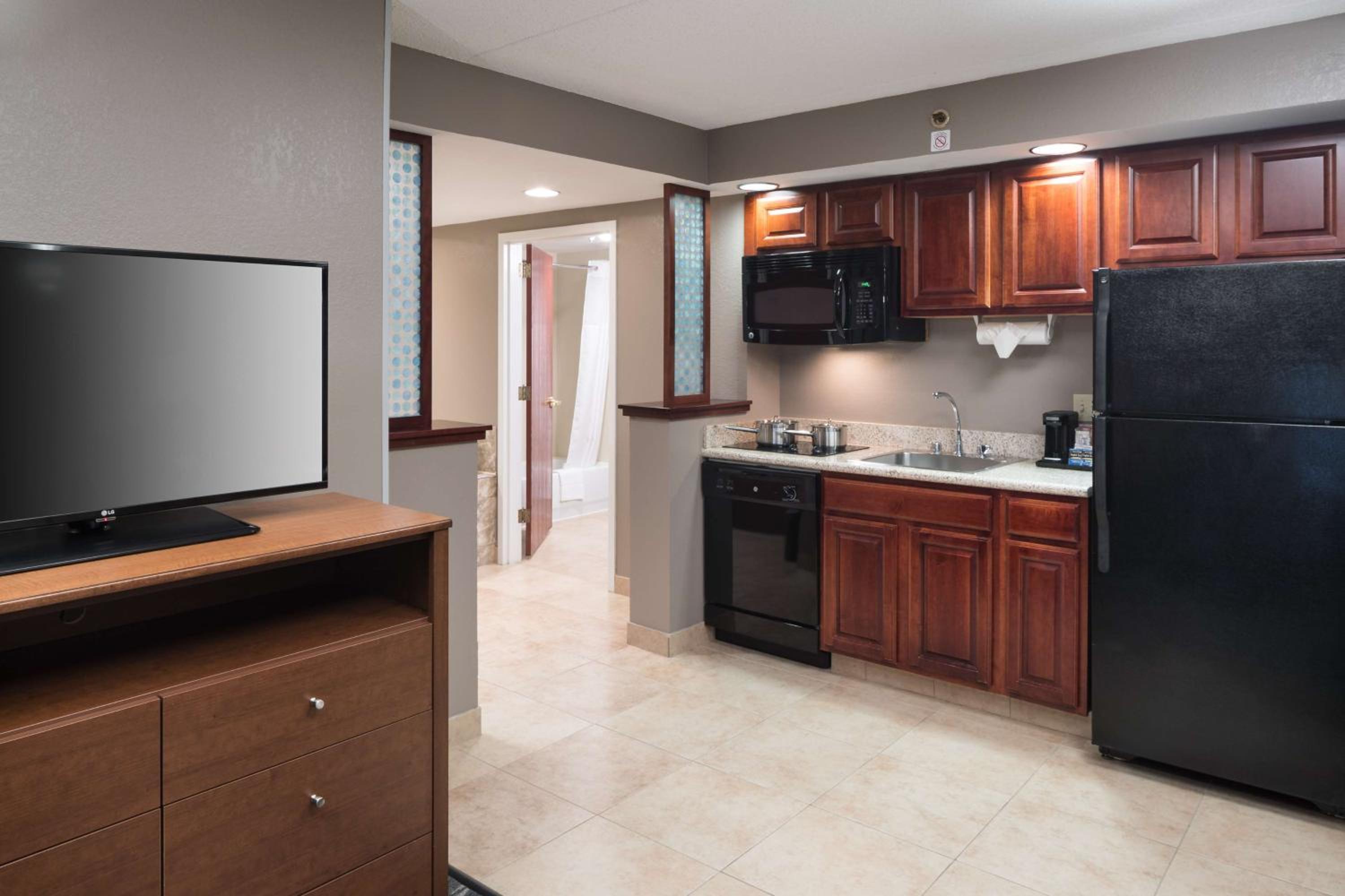 One-Bedroom King Suite with Whirlpool - Non-Smoking  - Photo 6
