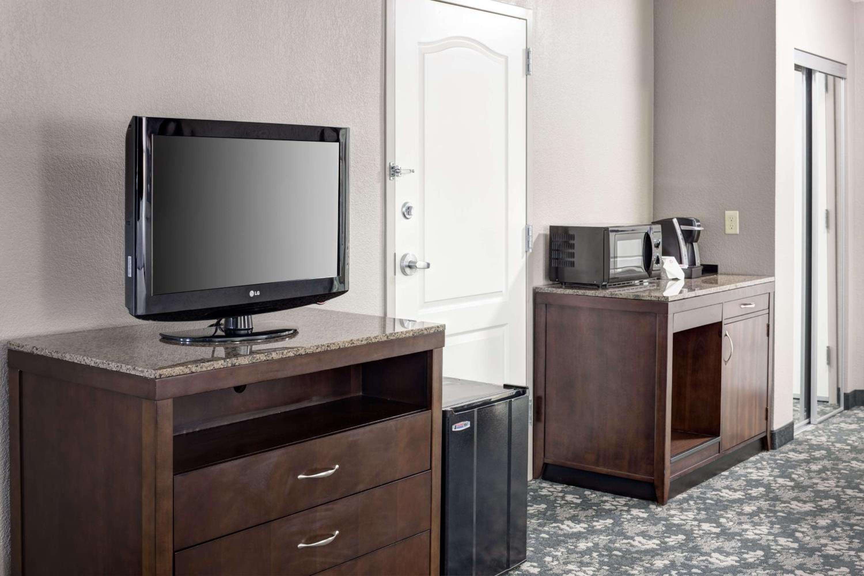Queen Room with Two Queen Beds - Mobility and Hearing Access - Photo 5