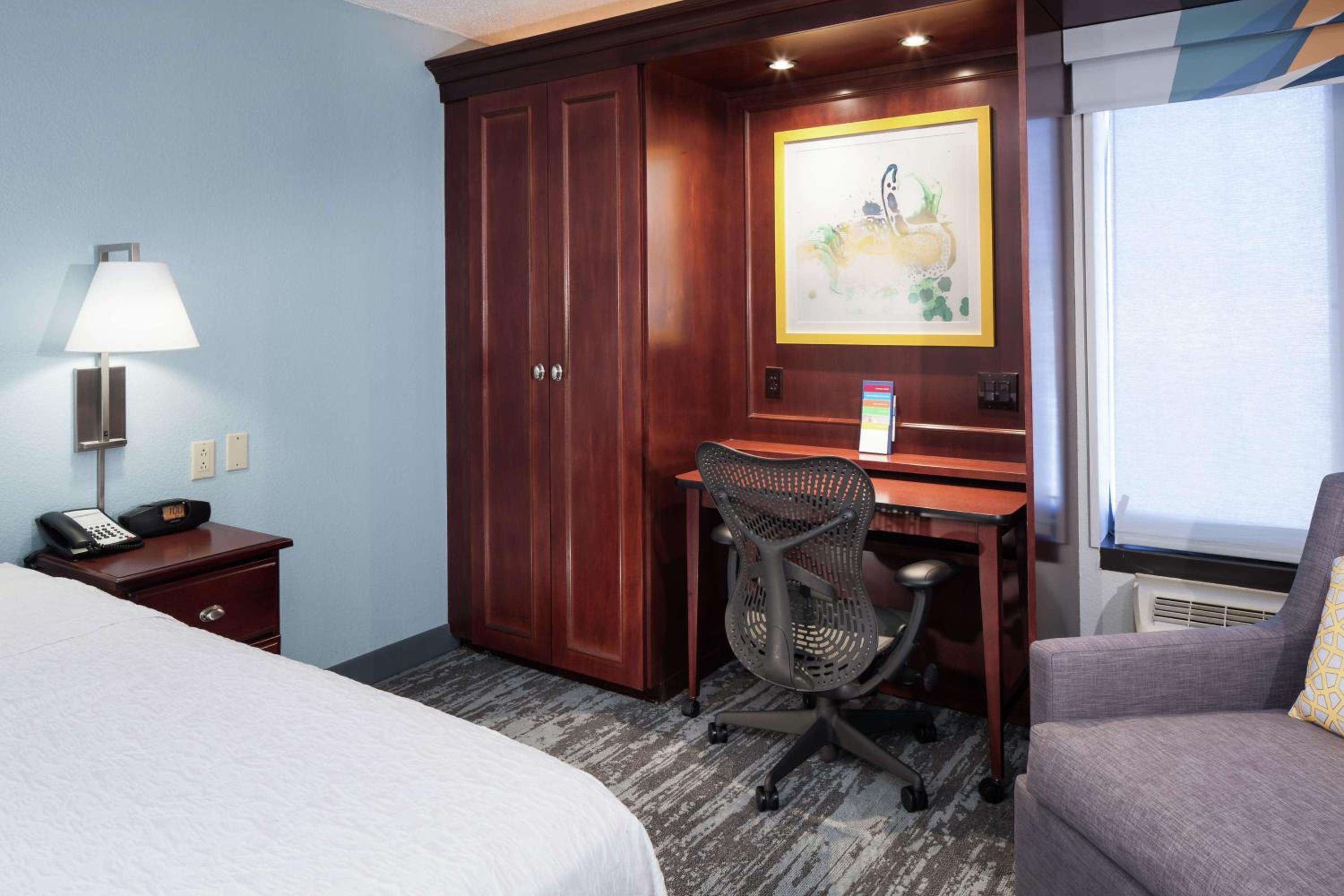 King Room with King Bed - Non-Smoking - Photo 3