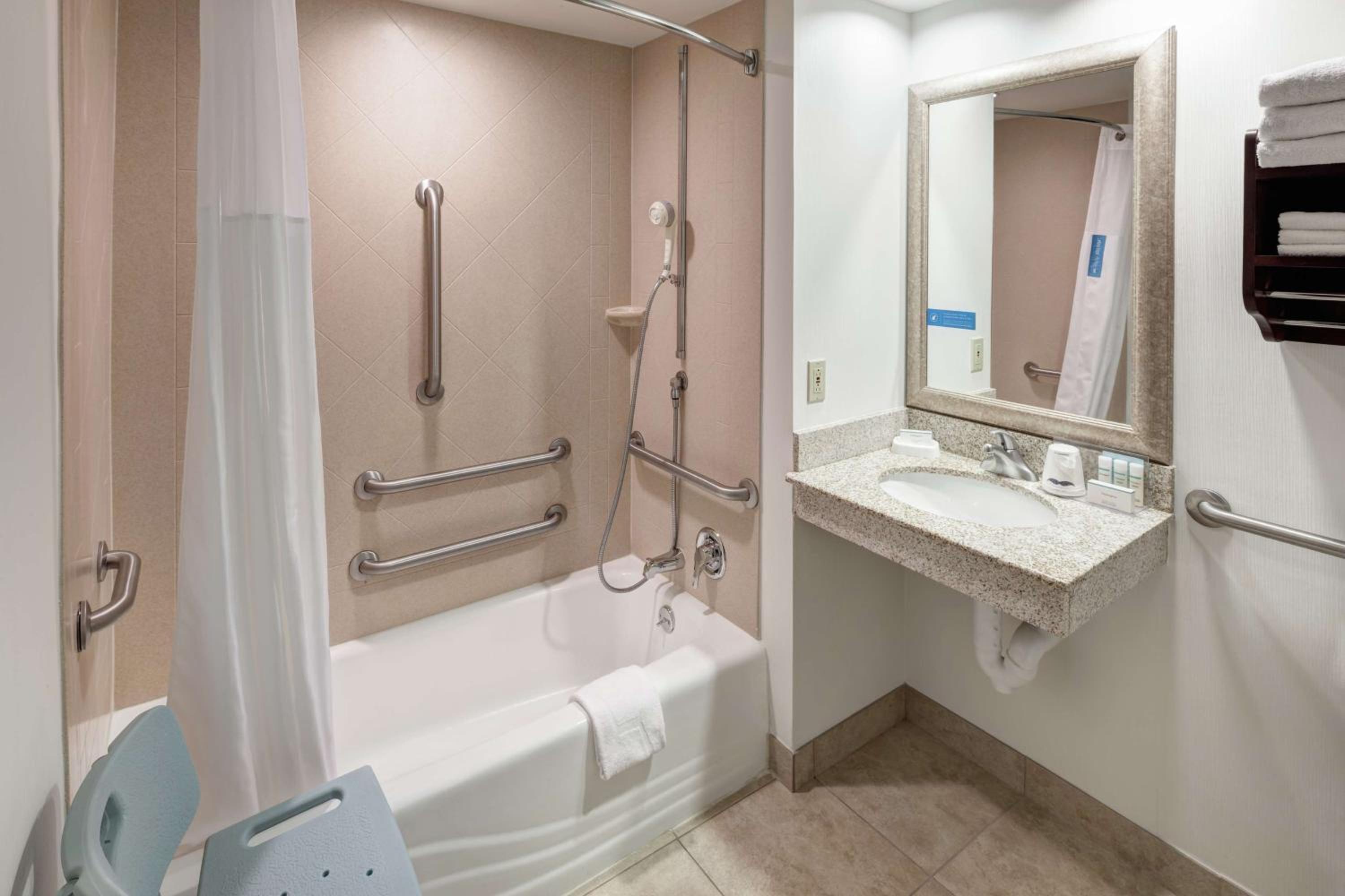 Queen Room with Two Queen Beds - Mobility Access/Non-Smoking - Photo 4
