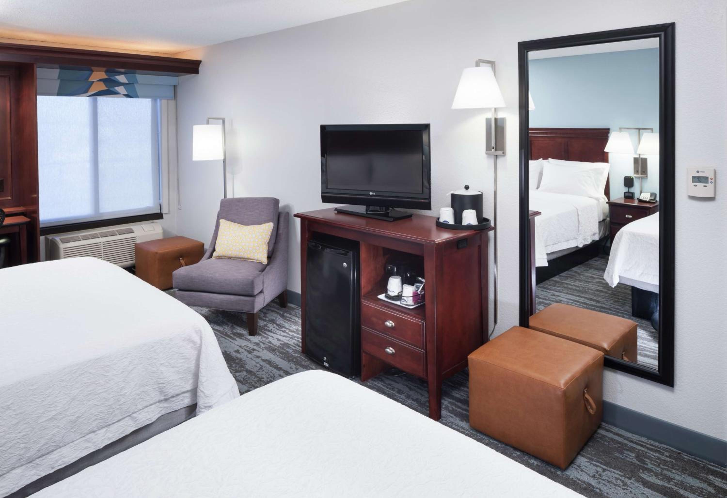Room with Two Queen Beds - Non-Smoking - Photo 4