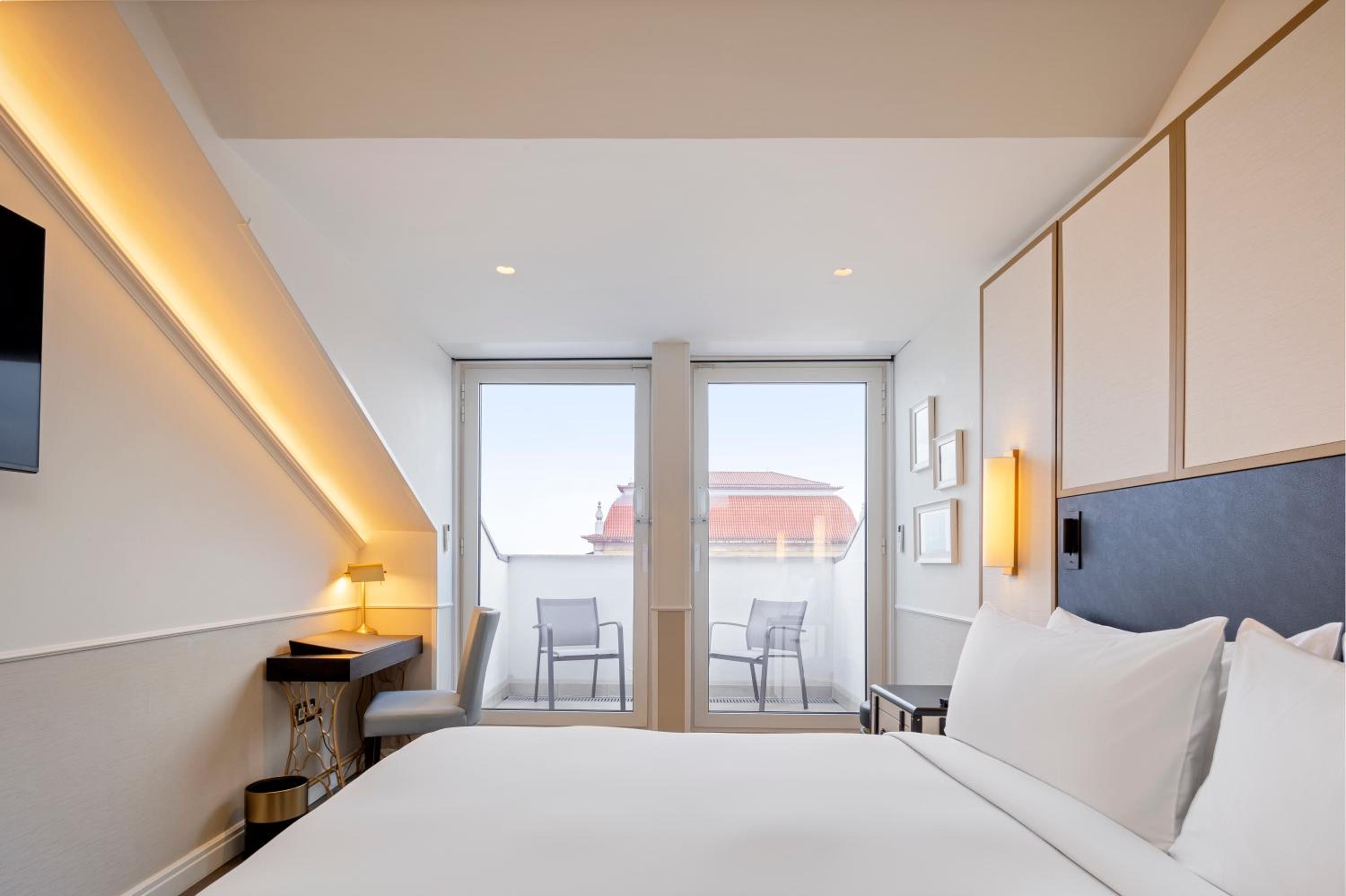Deluxe King Room with One King Bed and Balcony (Non Smoking) - Photo 1